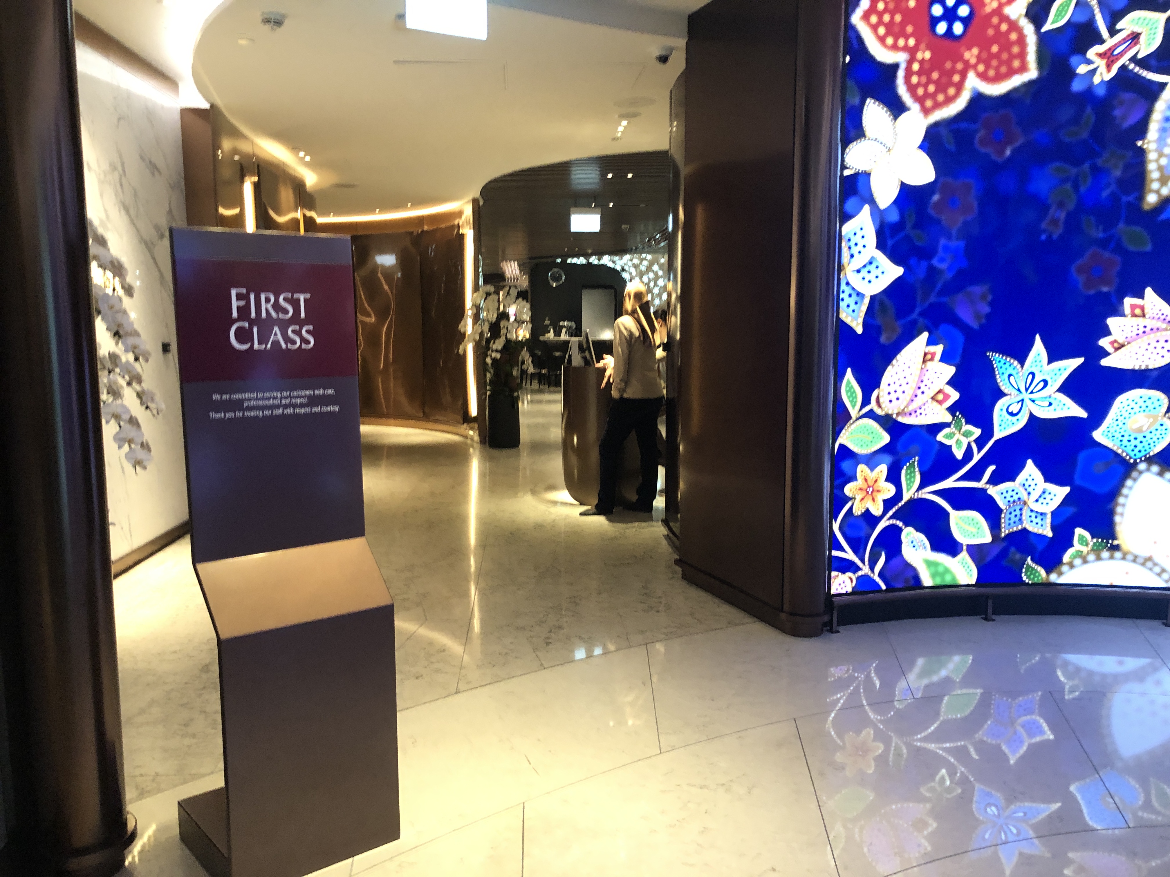 店の上に置かれたテレビ