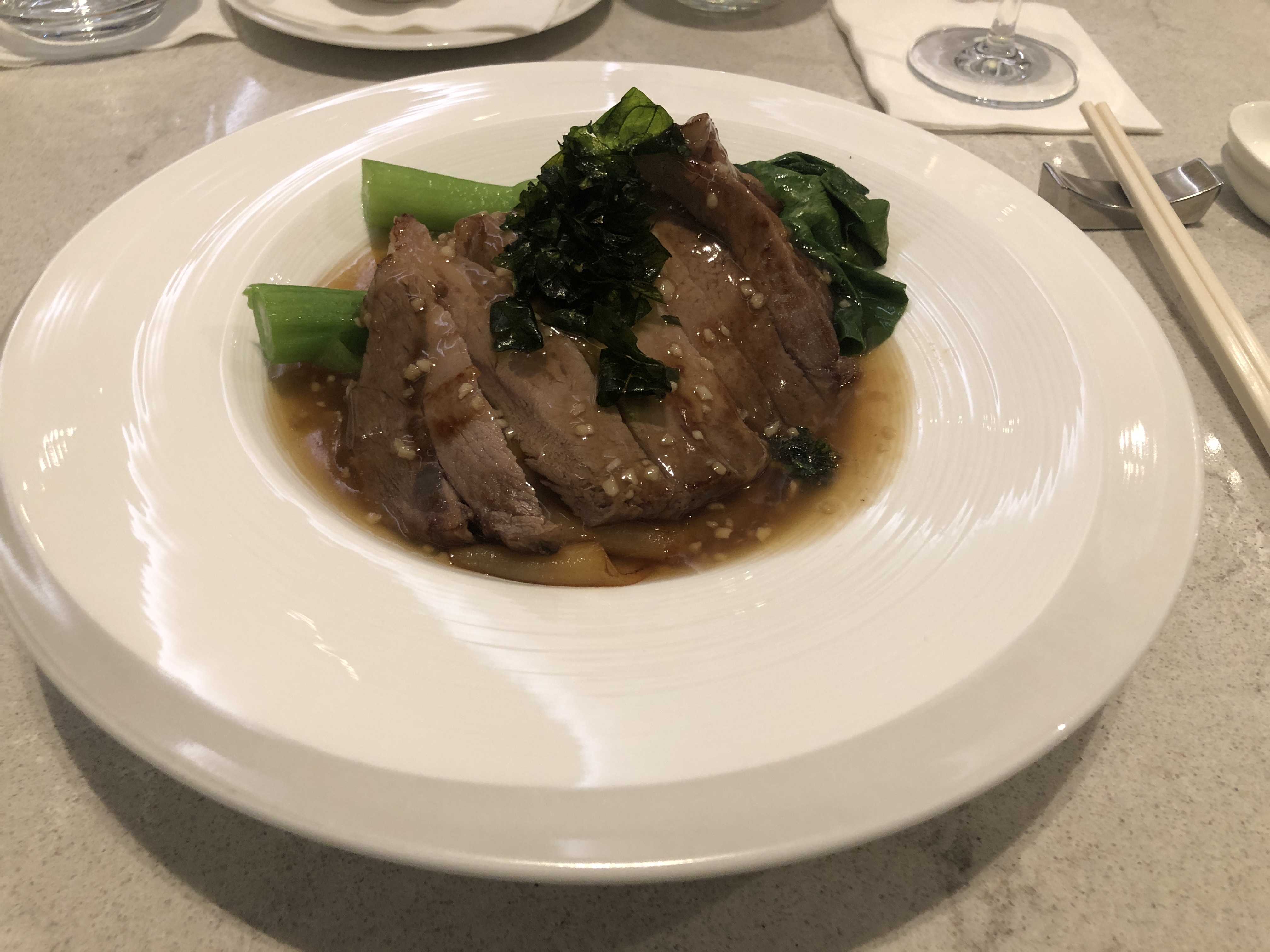 皿の上の肉と野菜の料理