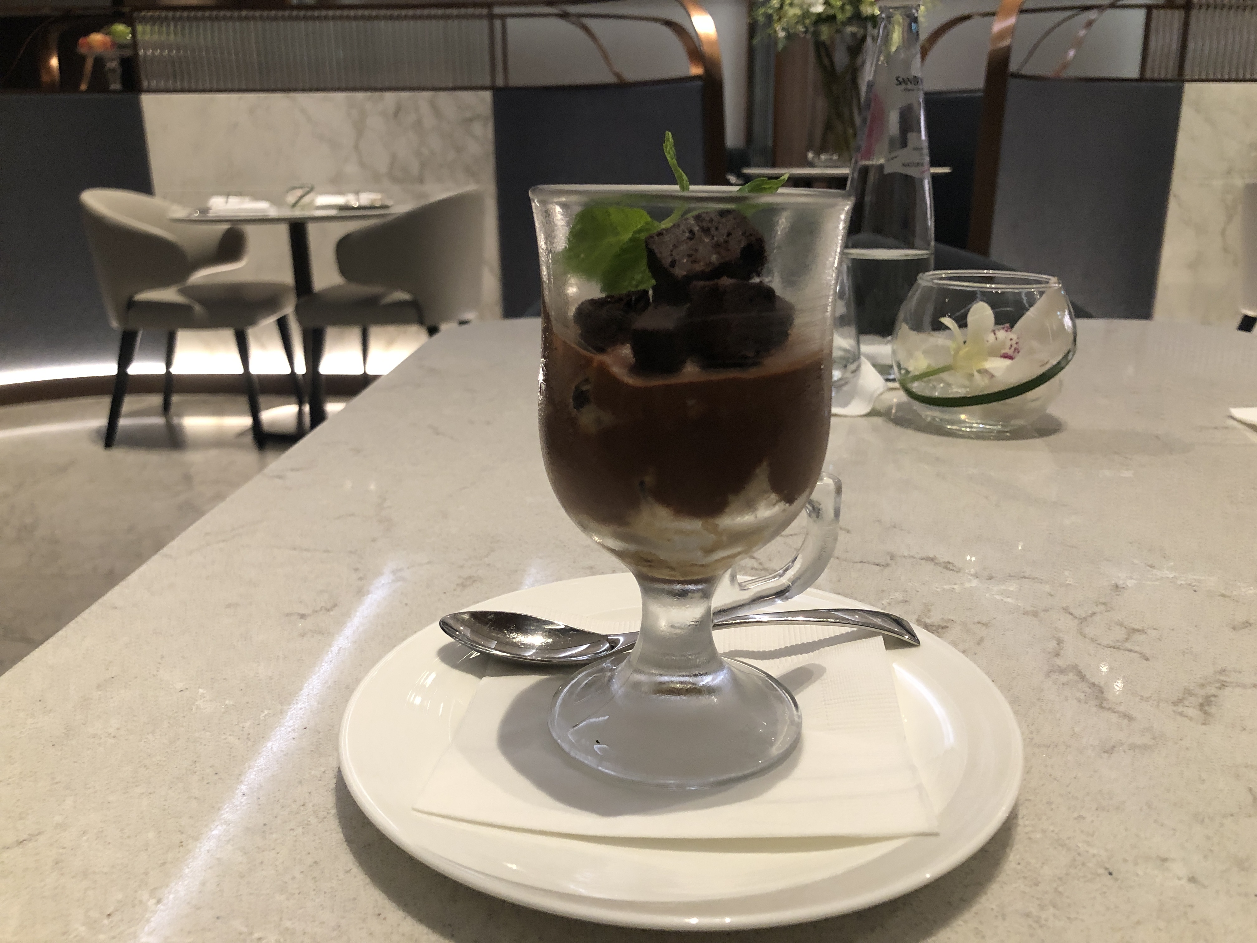 皿の上の食べ物とワイングラス