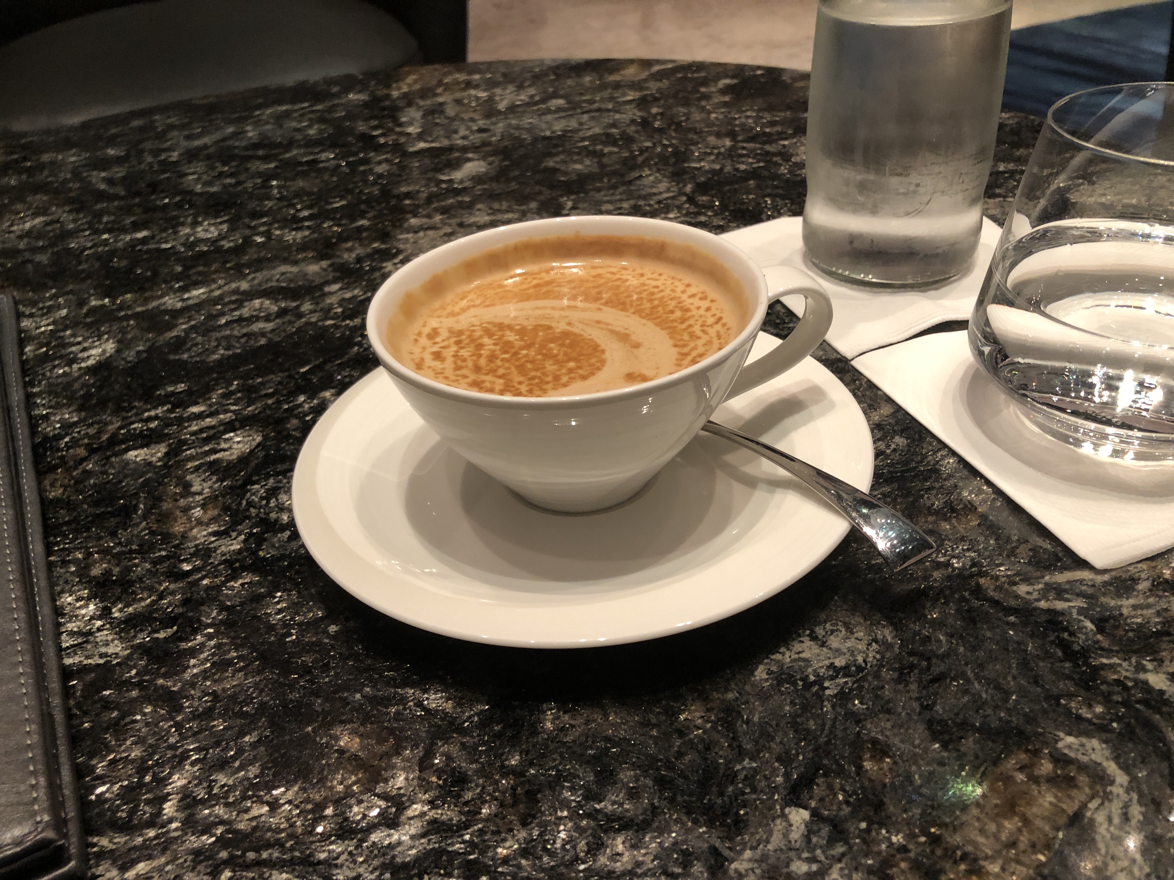テーブルの上にあるコーヒー