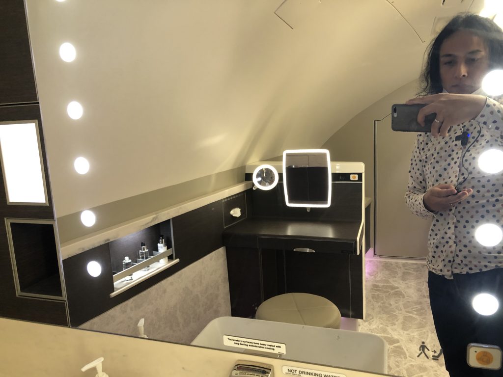 コンピューターの前に立っている女性