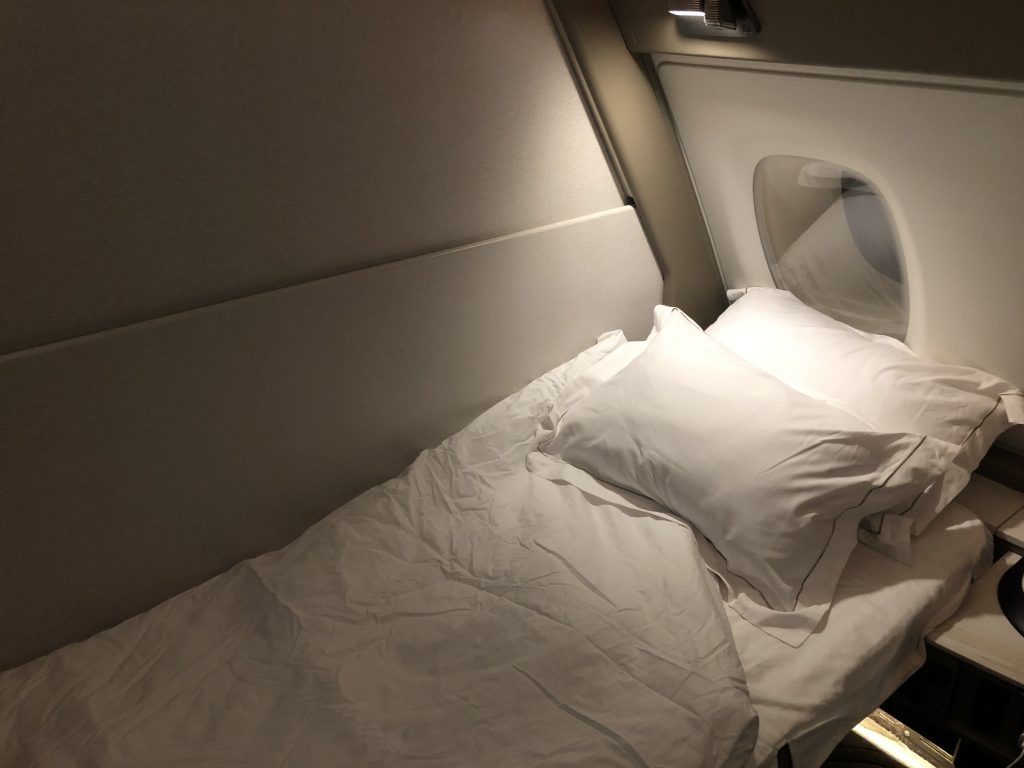 ベッドの上で寝ている男性の白黒写真