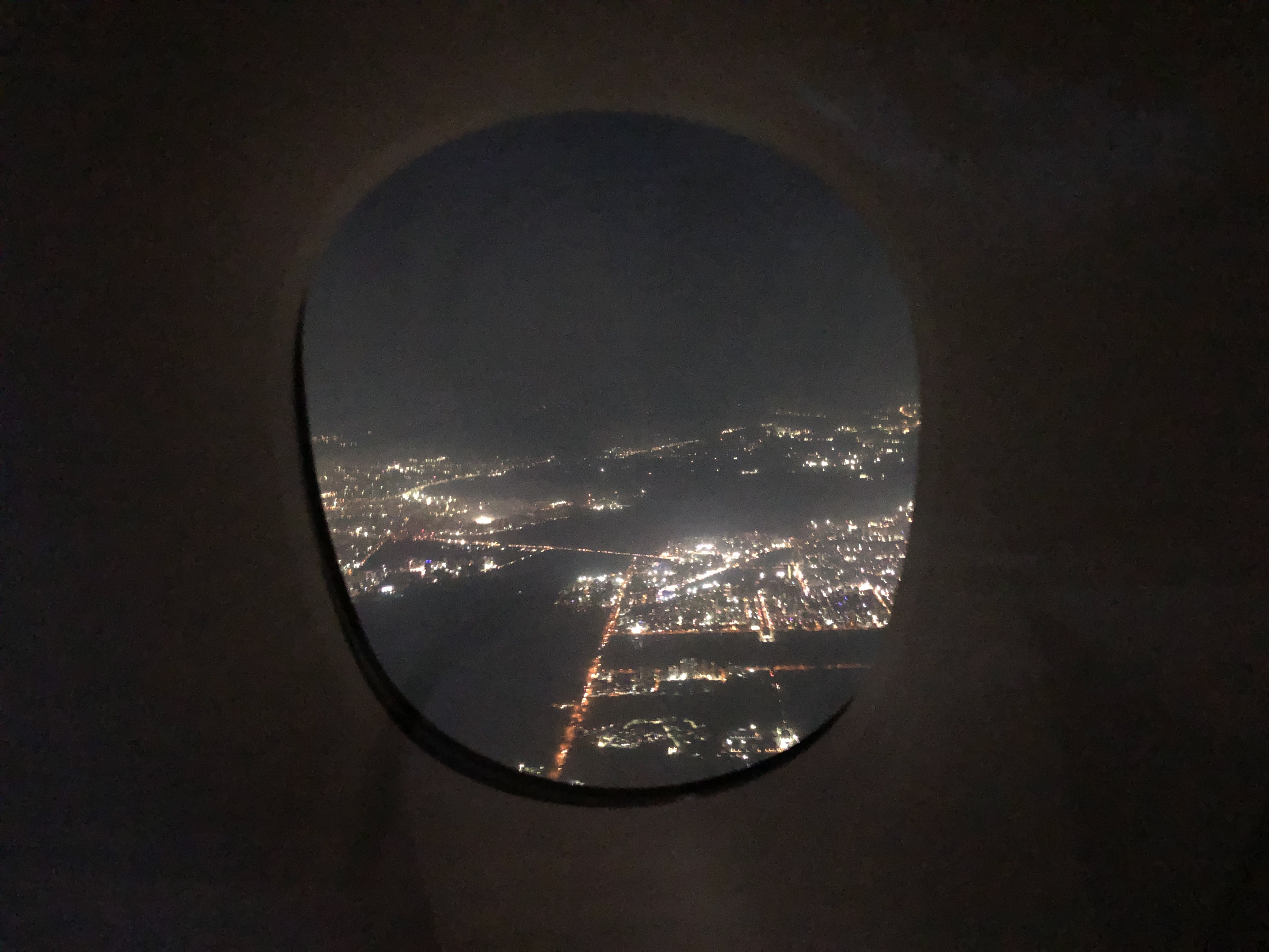 ミラーボールが鏡に映っている