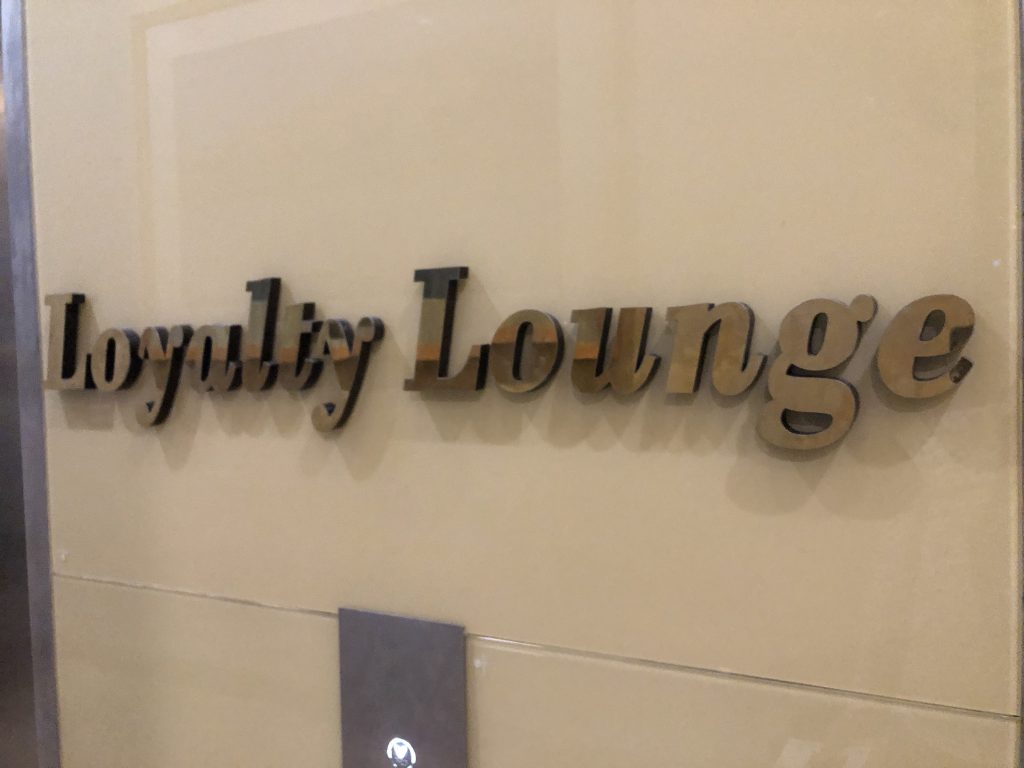 壁に貼られた紙