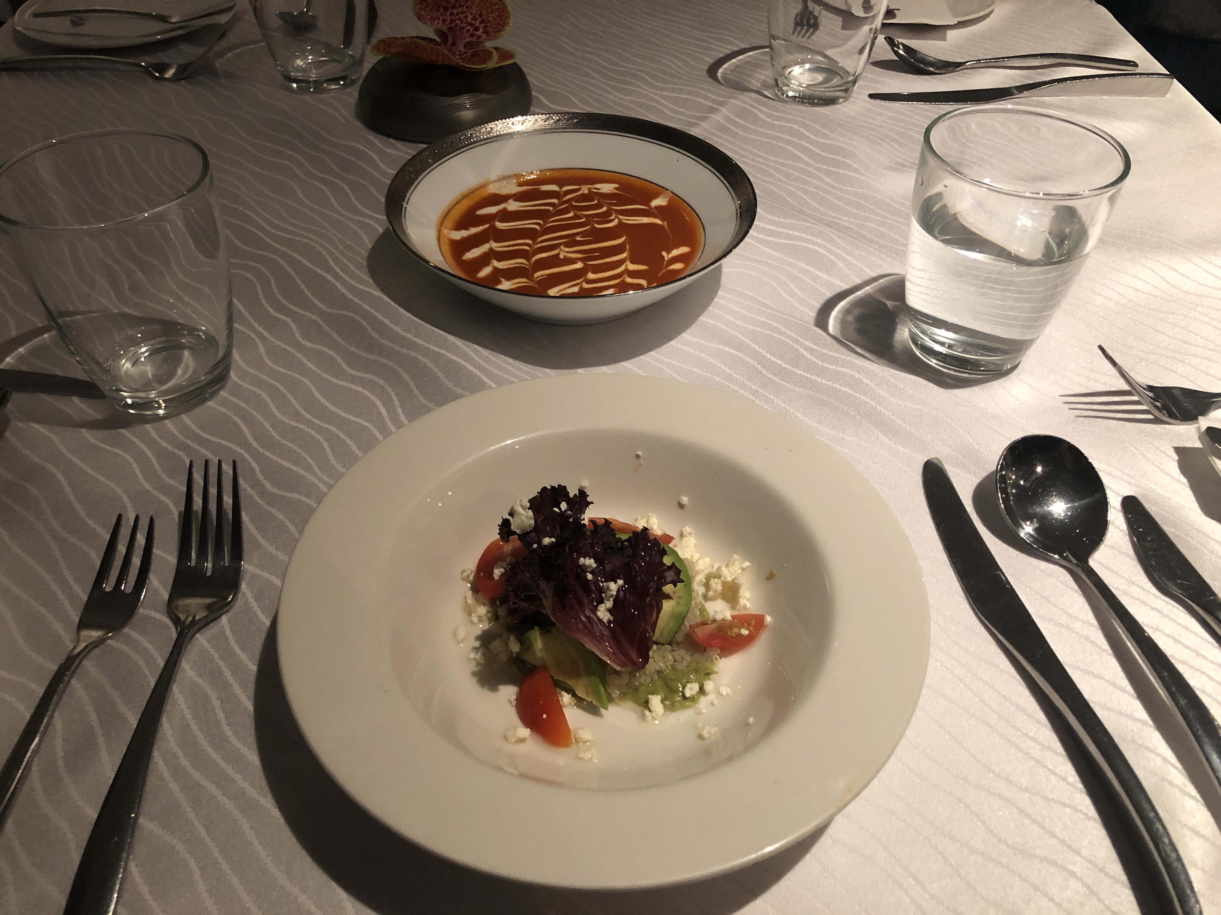 テーブルの上の皿に入った料理