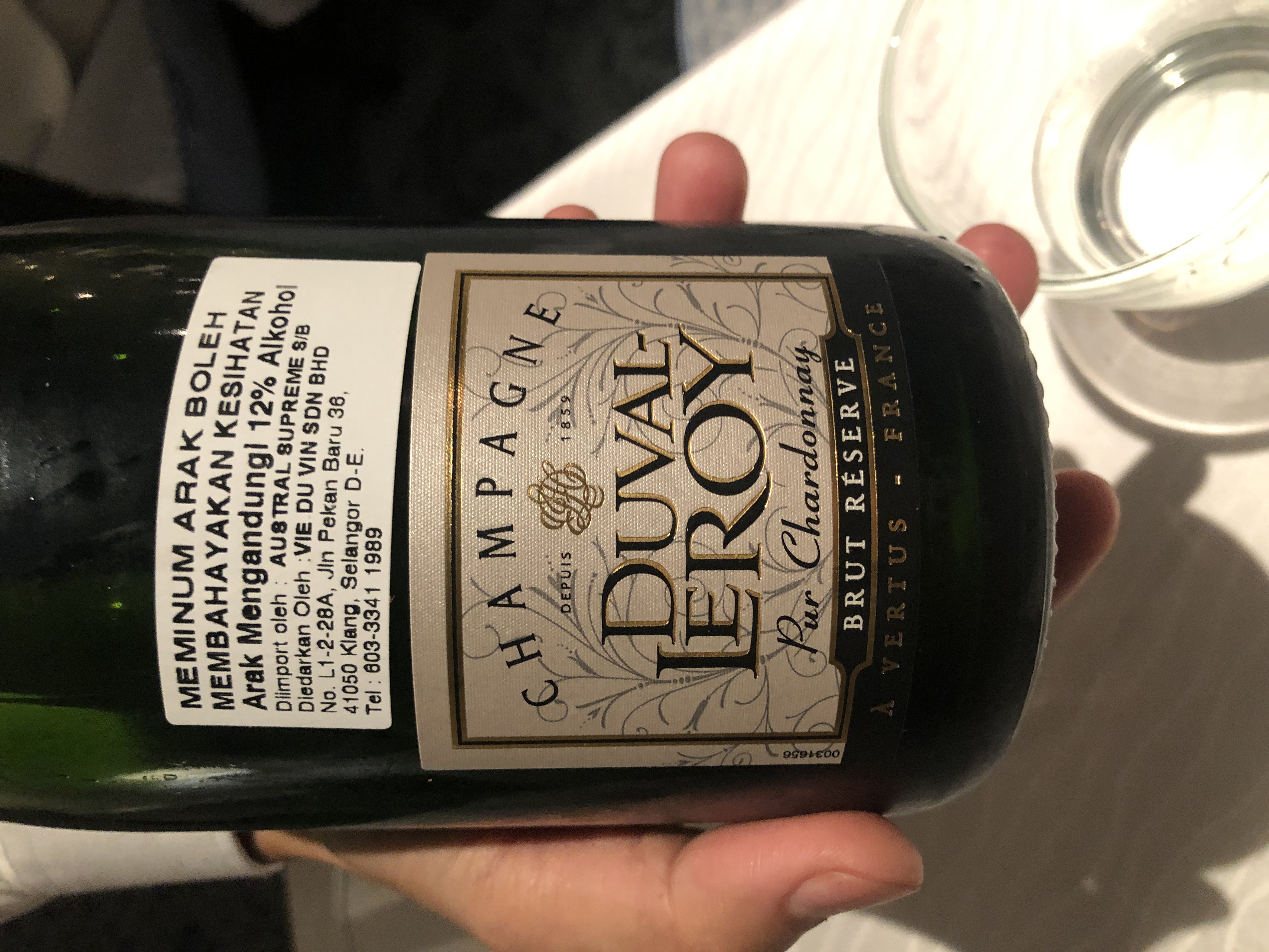ビール瓶を持つ手