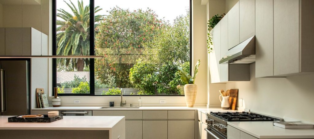 窓のあるキッチン