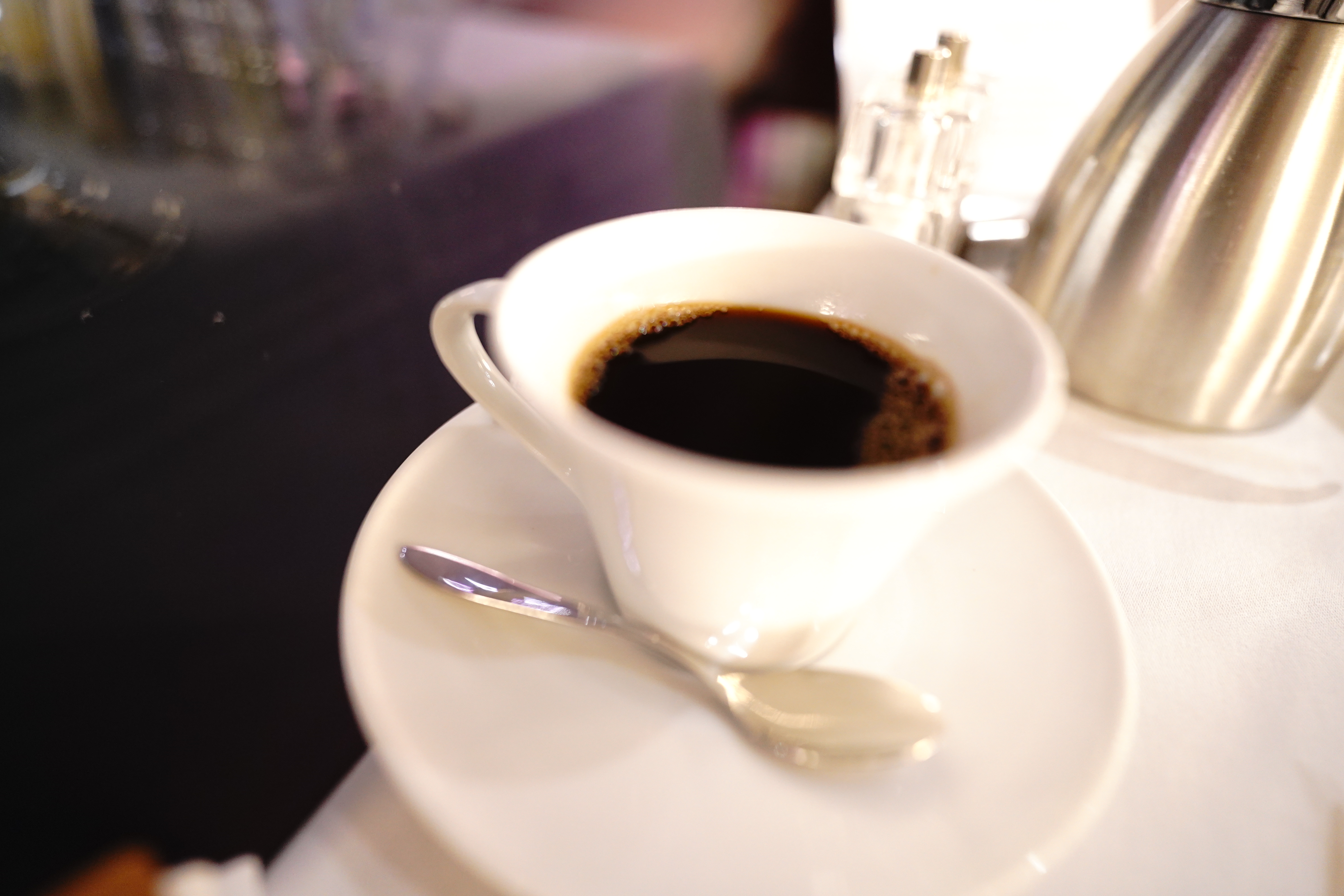 皿の上に置かれたコーヒーカップ