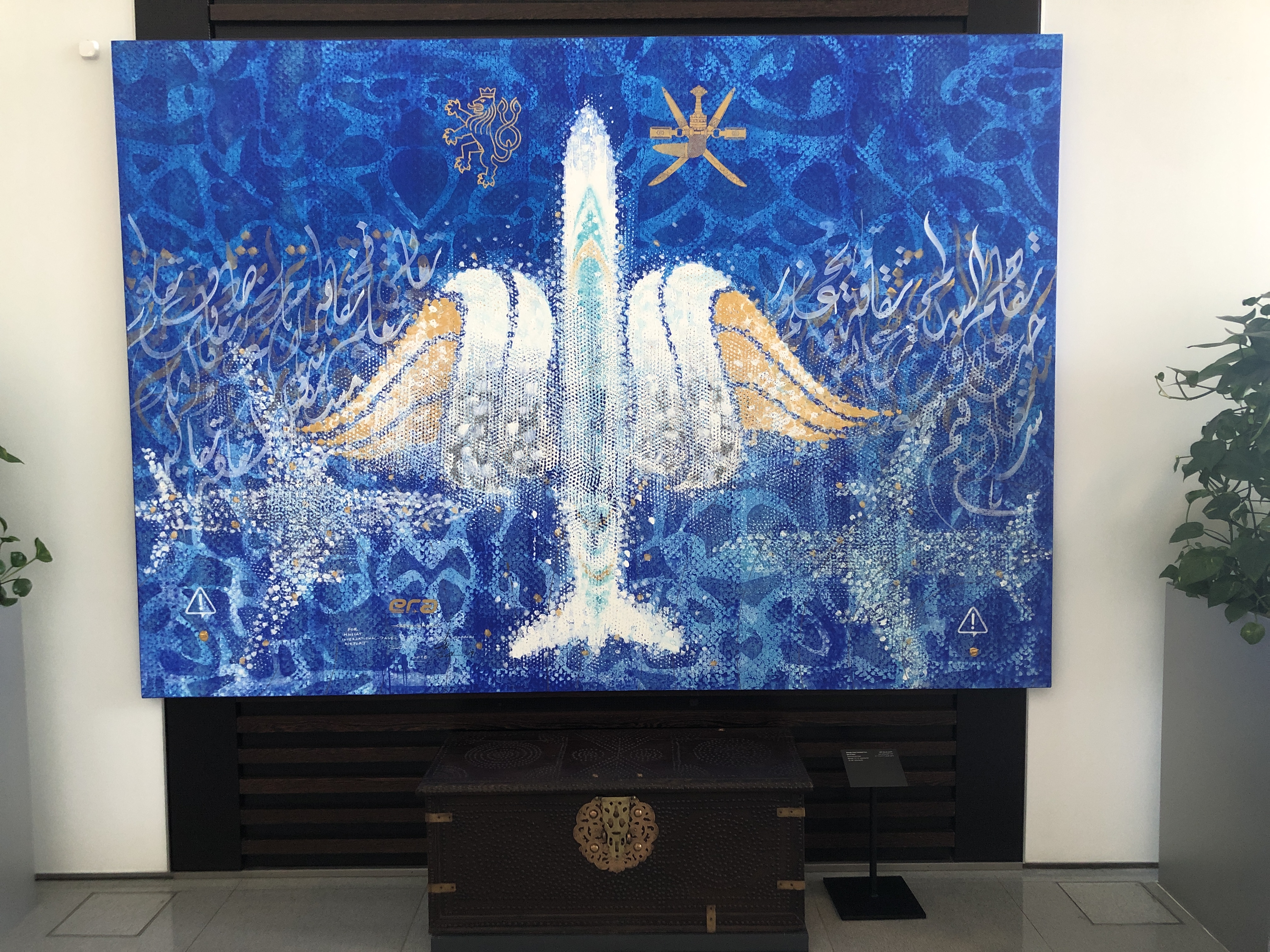 落書きされた壁の前に置かれたテレビ