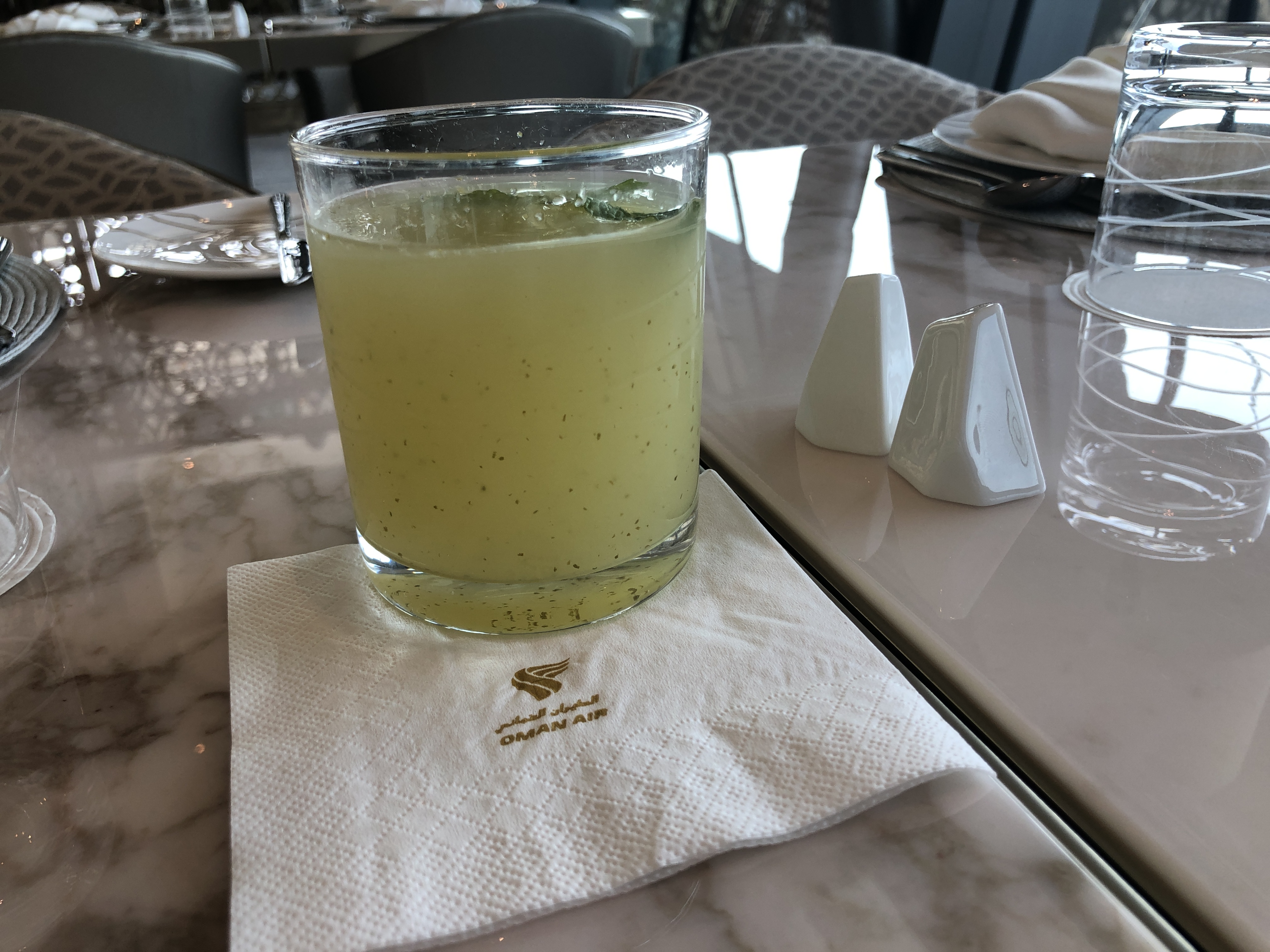 テーブルの上に置かれたガラスコップに入った飲み物