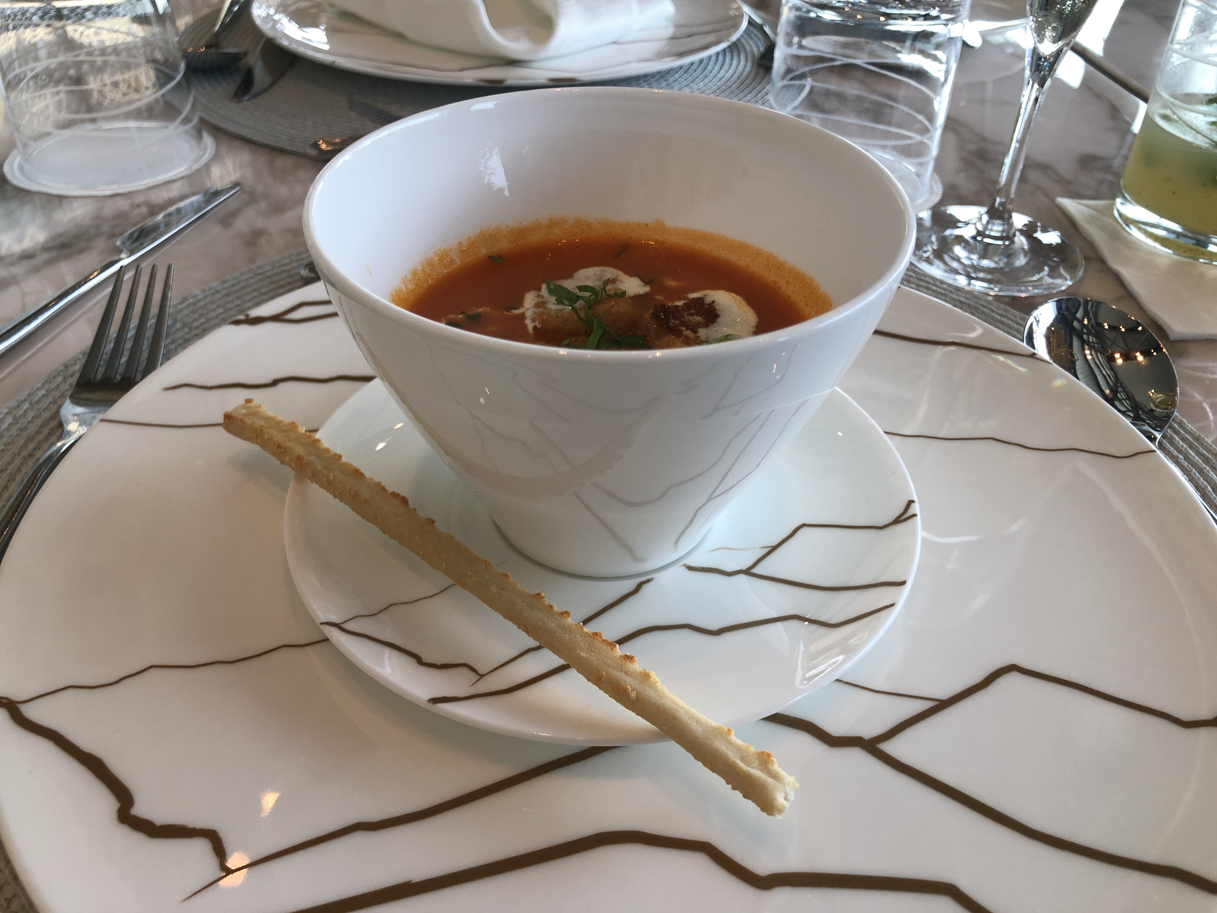 皿の上の食べ物とワイングラス