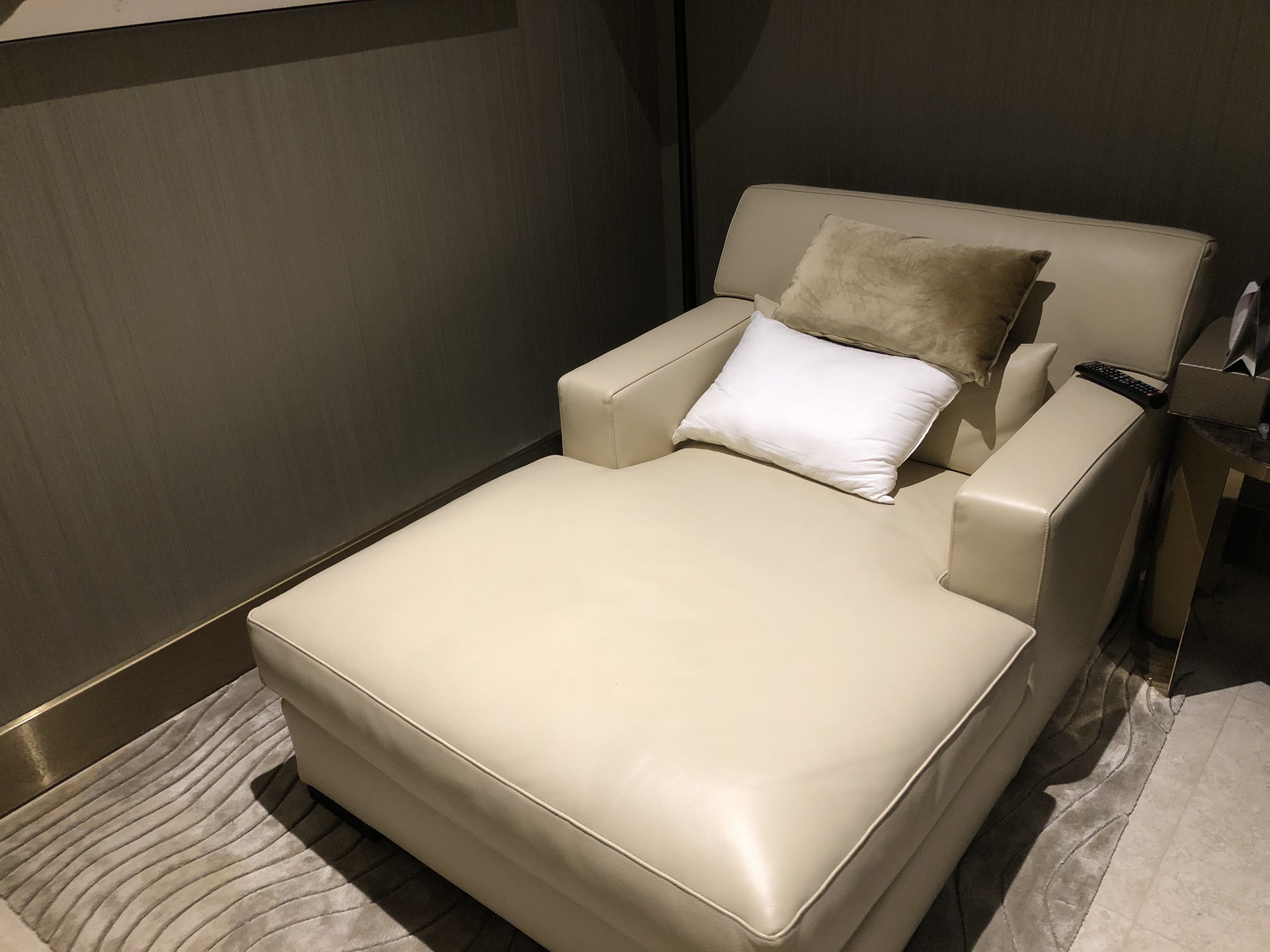 部屋の隅に置かれたベッド