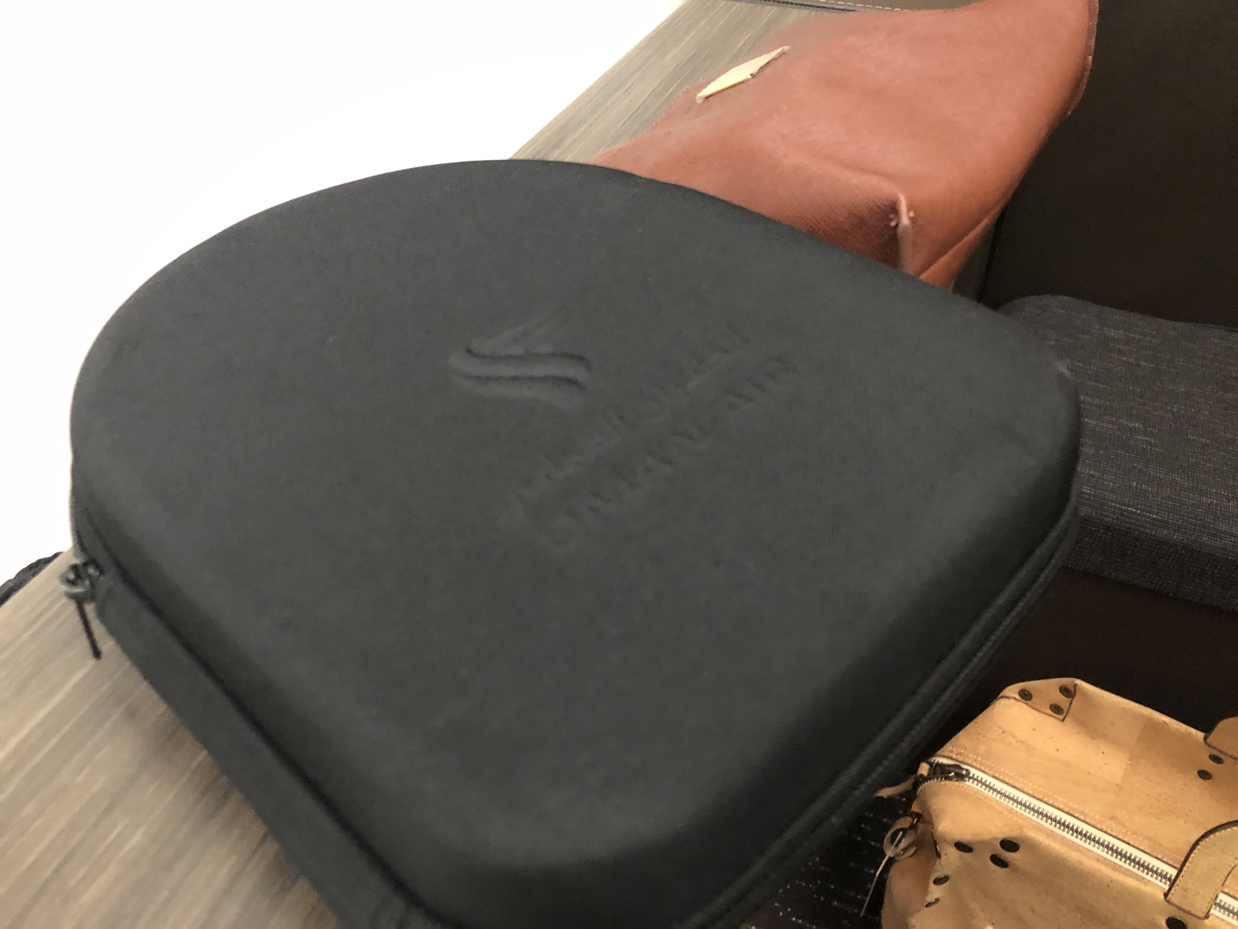 スーツケースの上に置かれている