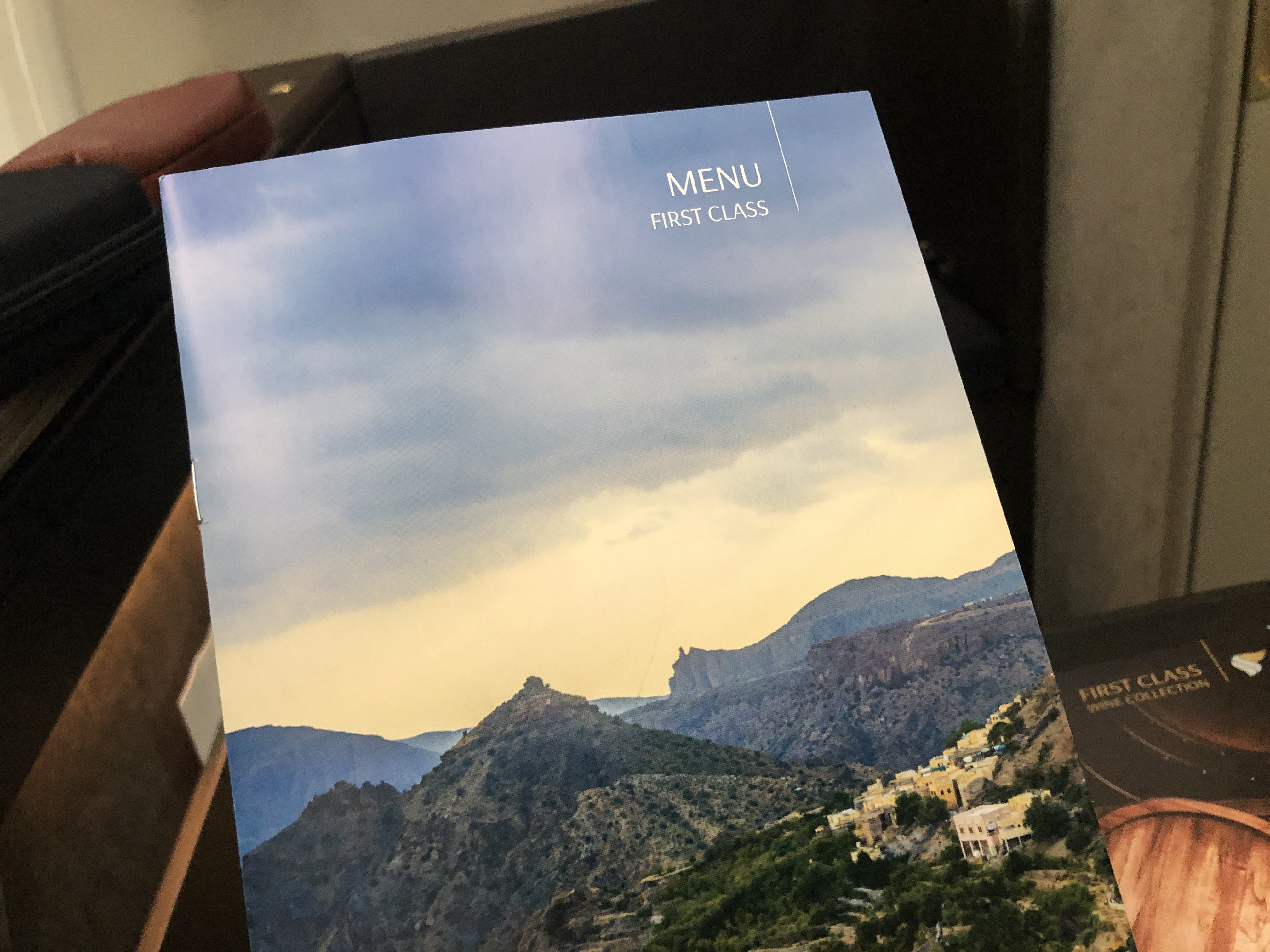山の上にある数種類のポスター