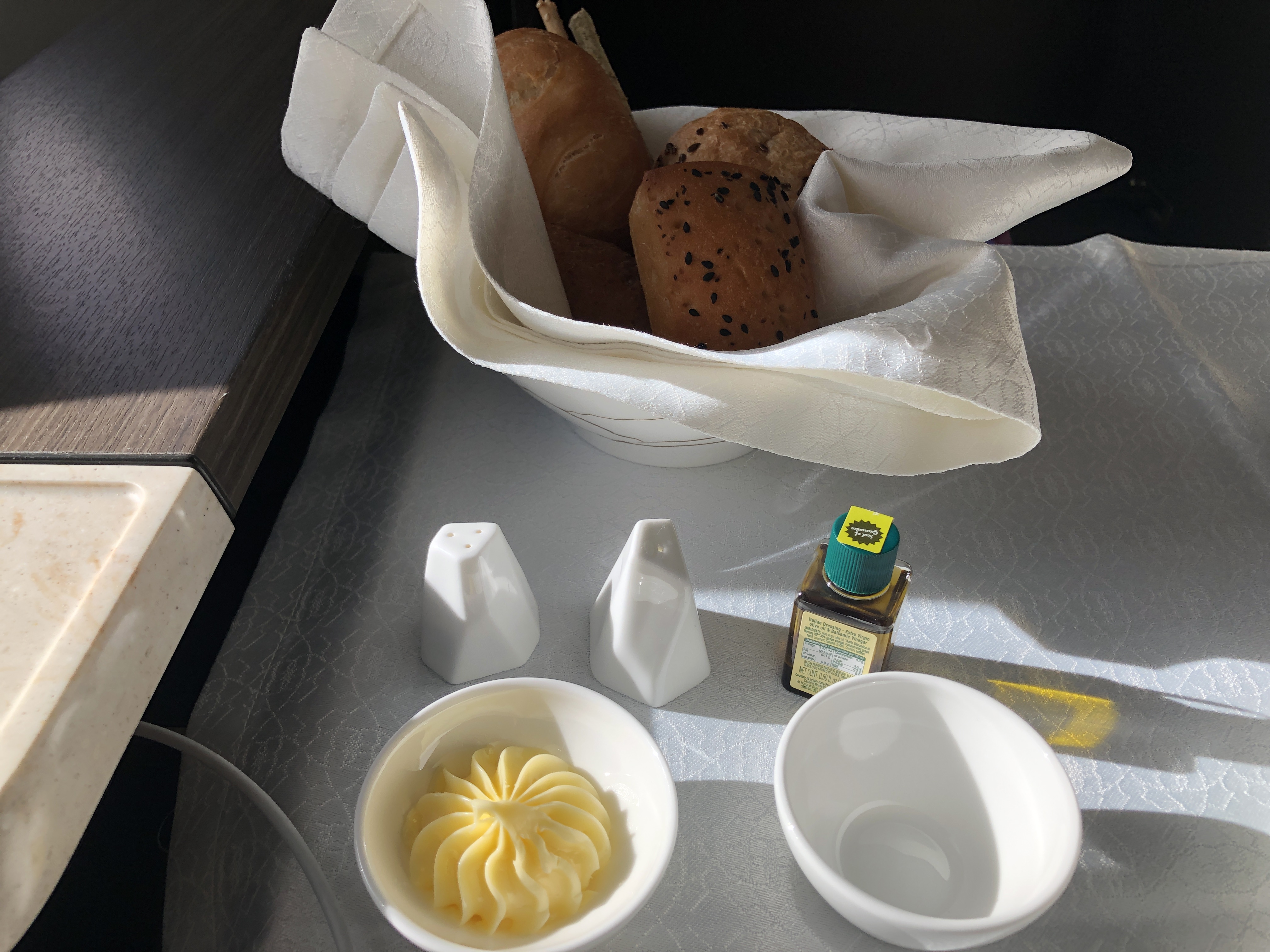 テーブルの上にあるいろんな食べ物