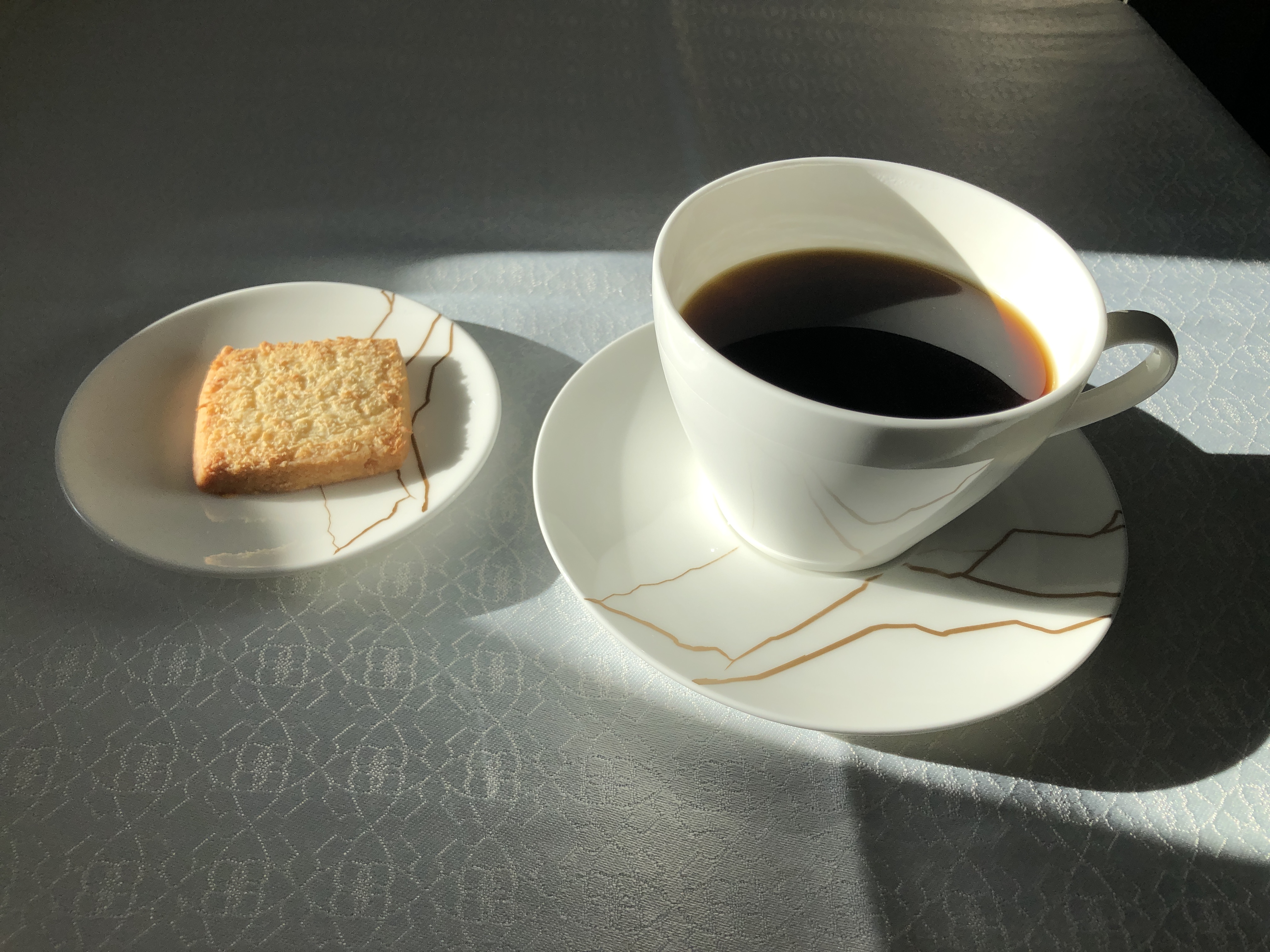 皿の上に置かれたコーヒーカップ