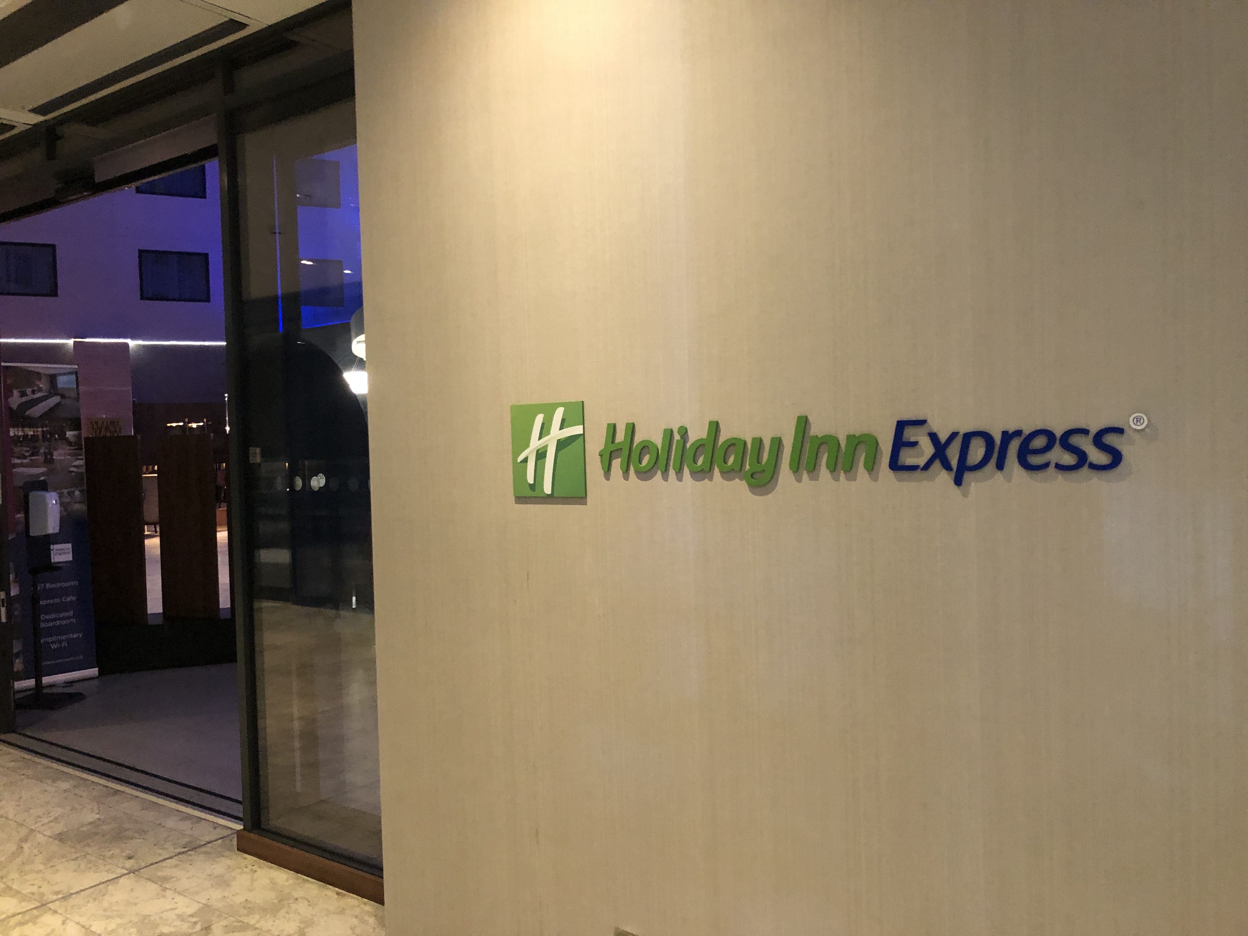 店のドアに貼ってあるポスター