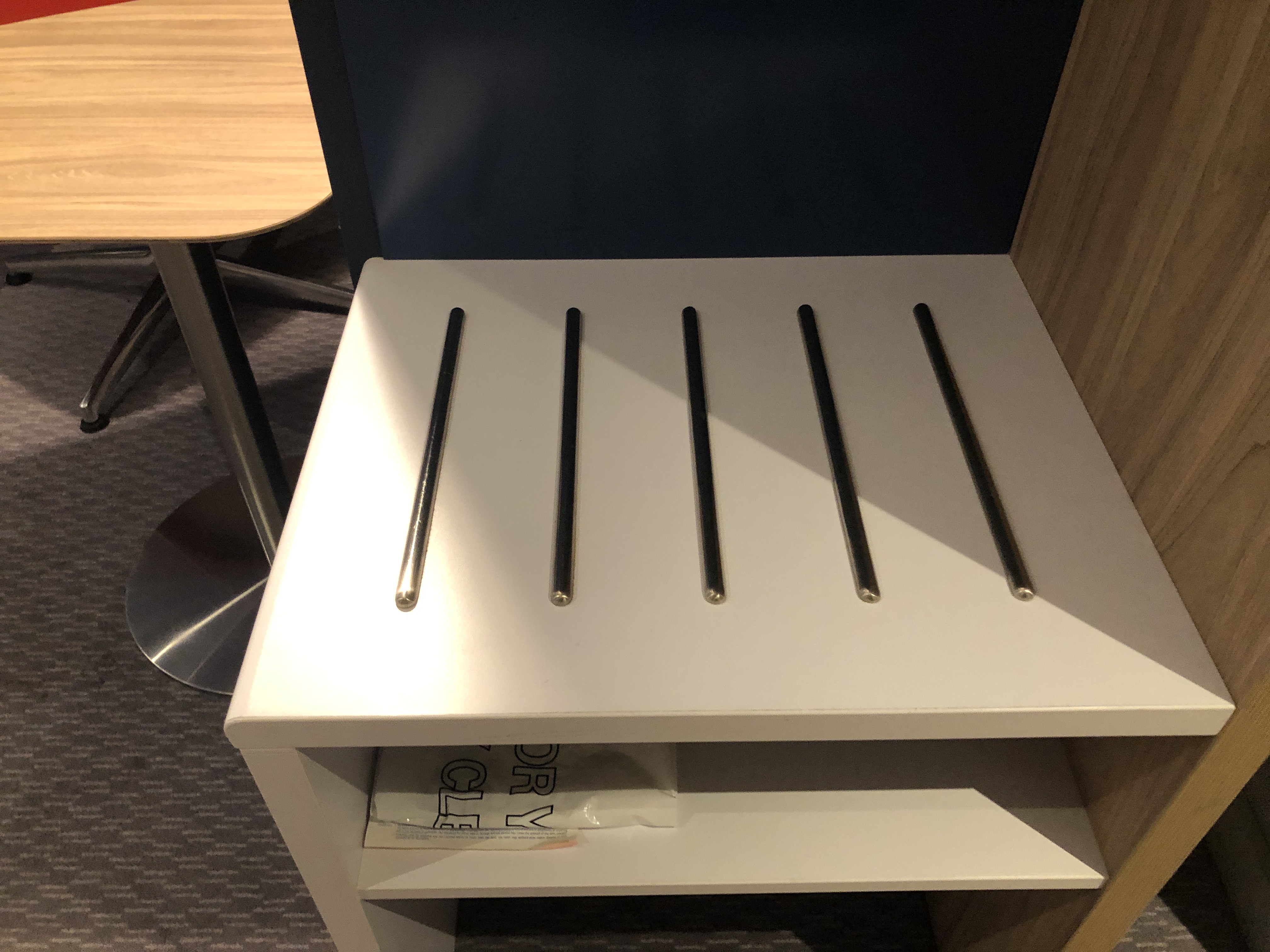 木製テーブルの上に置かれた時計