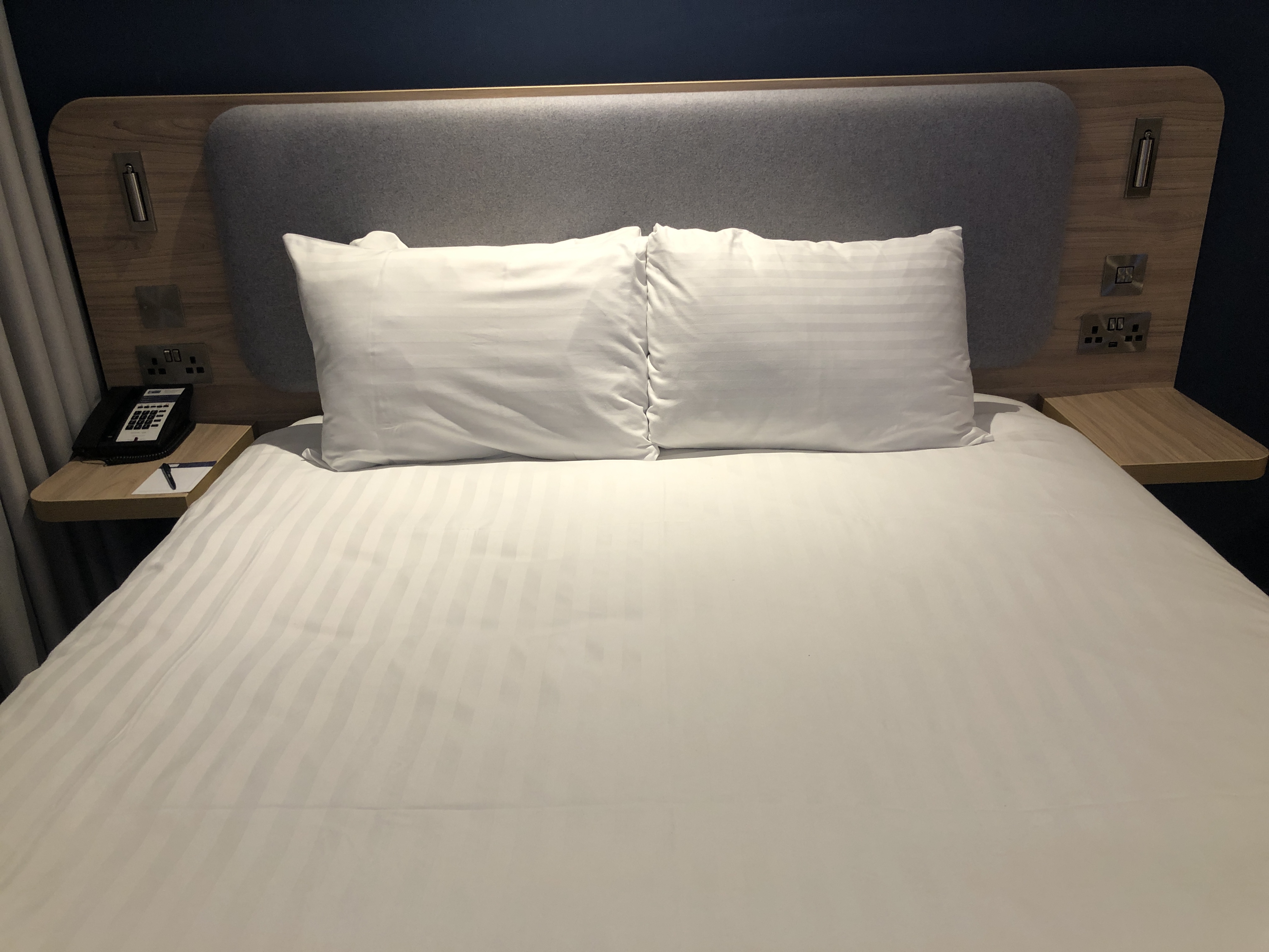 ベッドの上にある枕