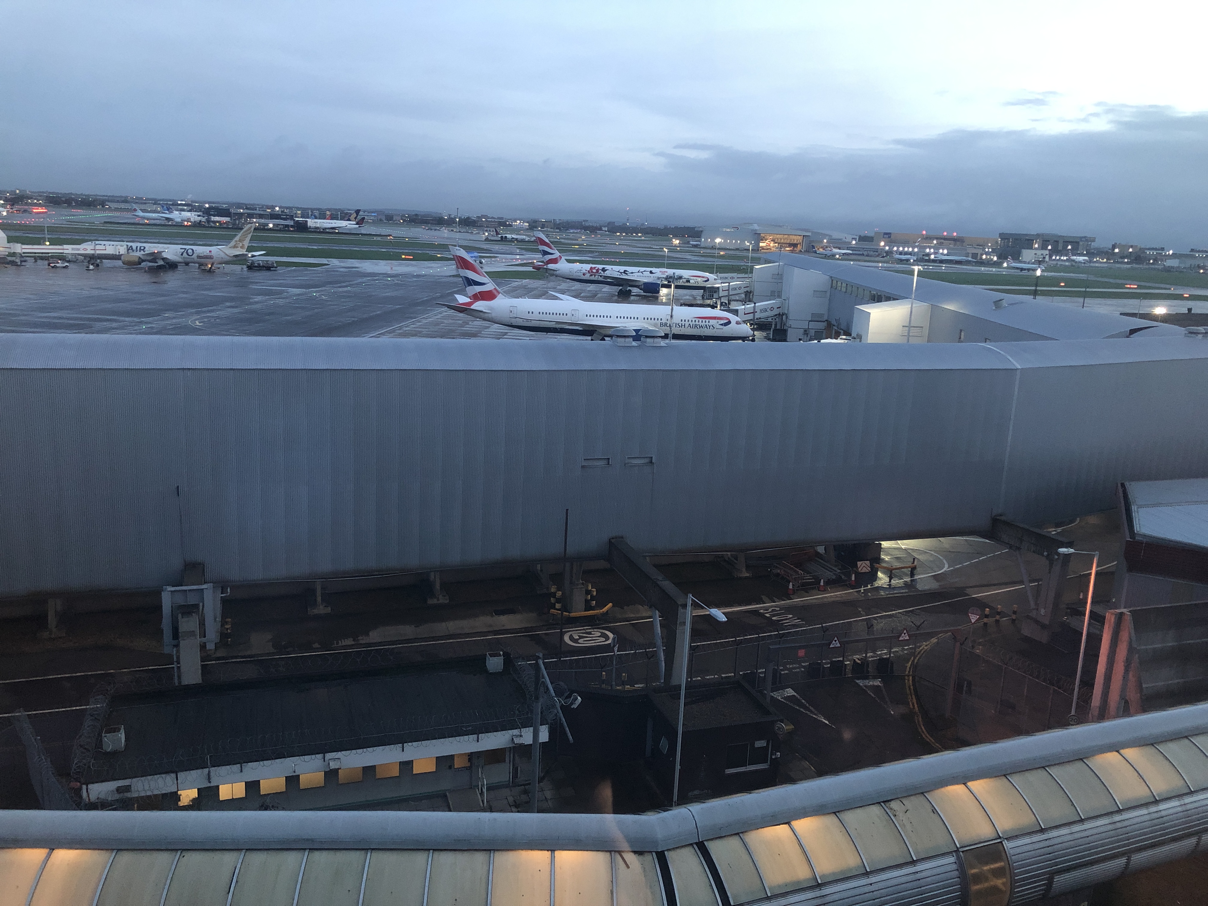 橋の上にいる飛行機