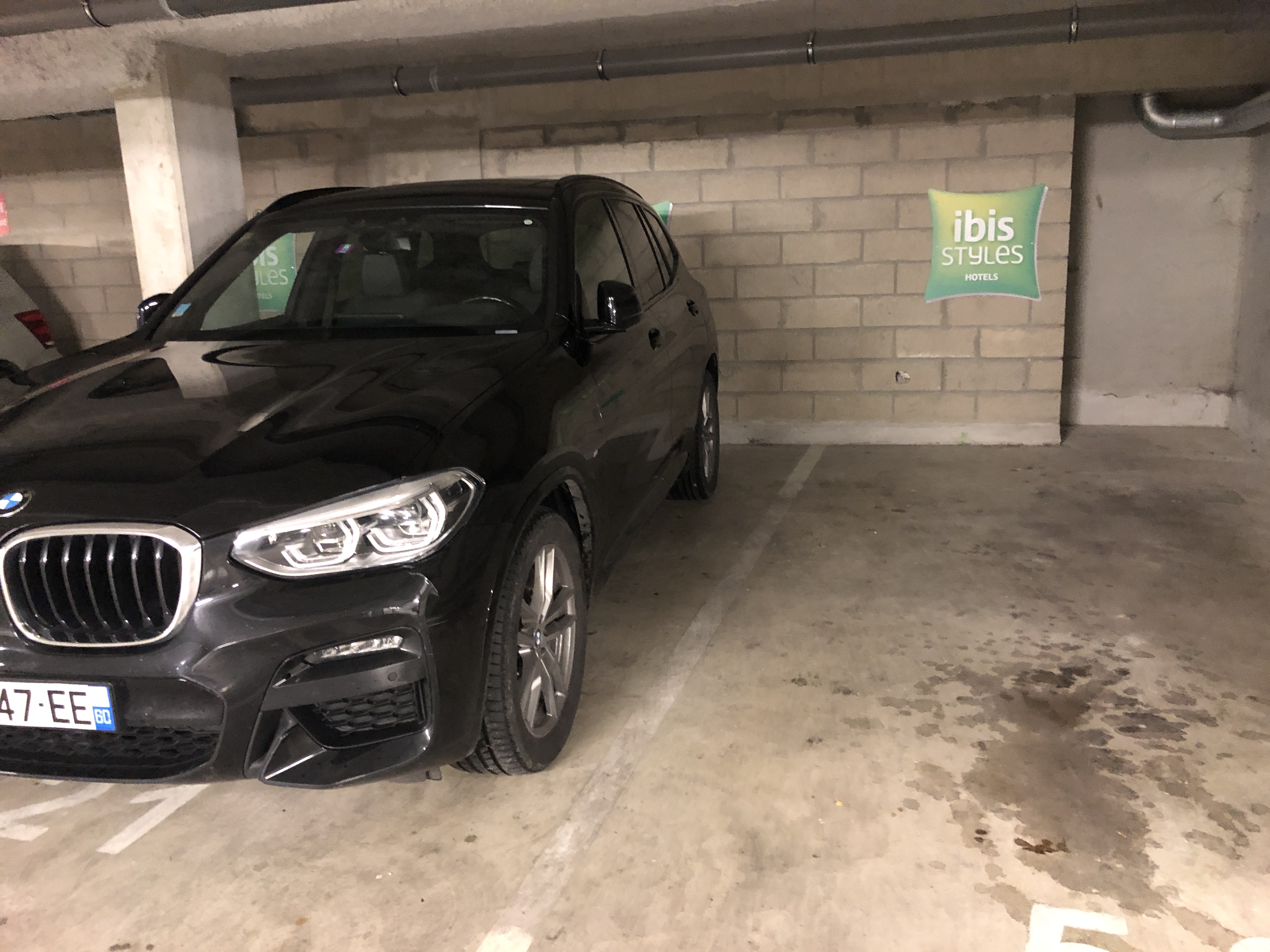 建物の前に駐車した黒い車