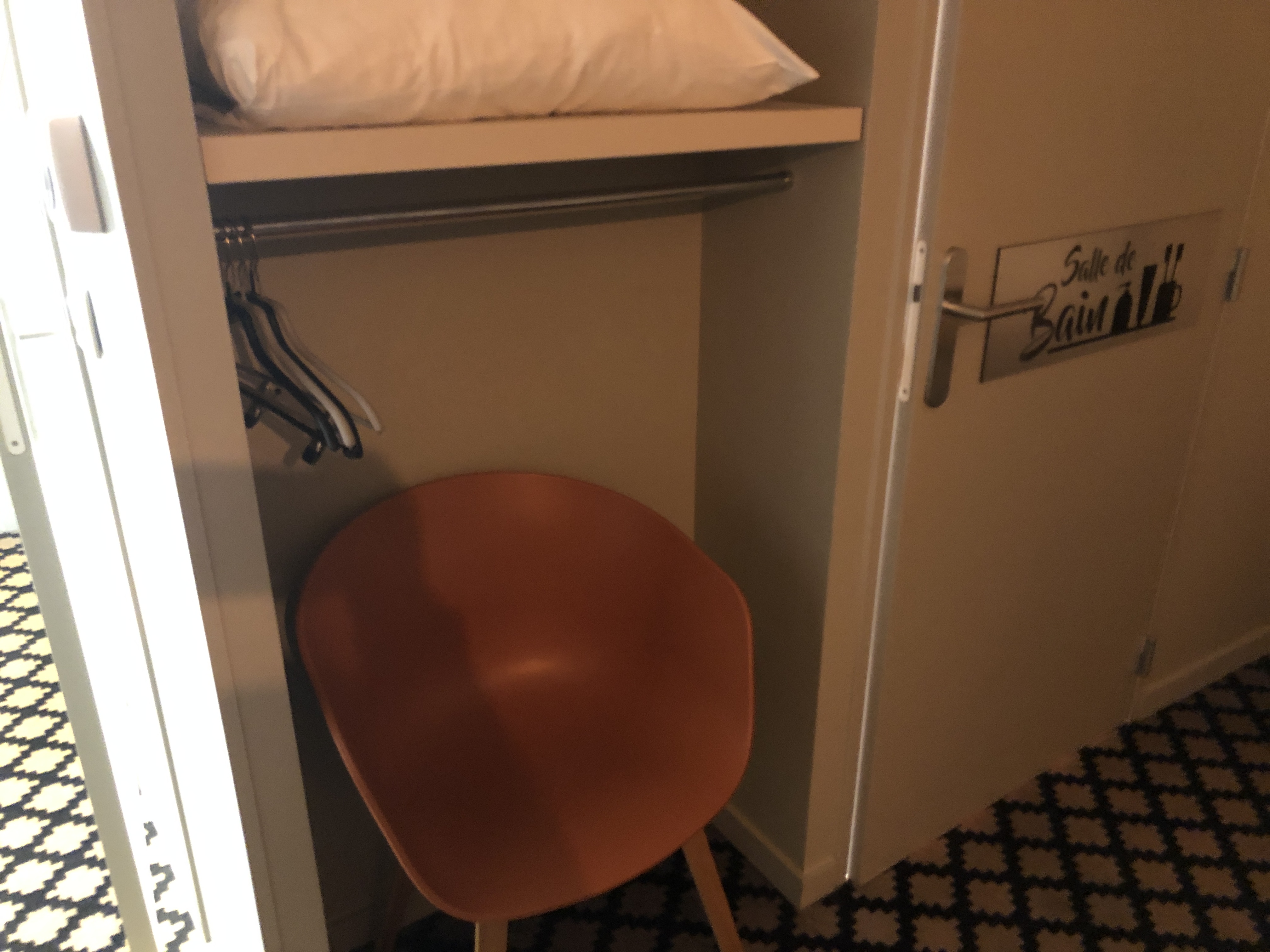 ドアが開いているノートパソコン