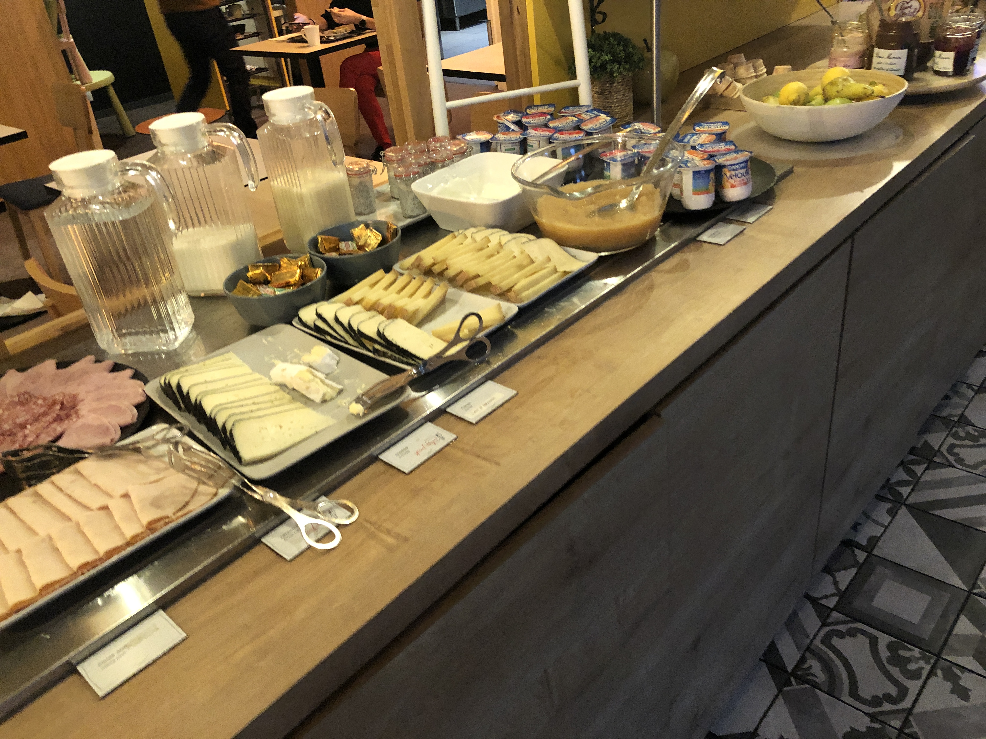 キッチンカウンターの上に置かれた料理
