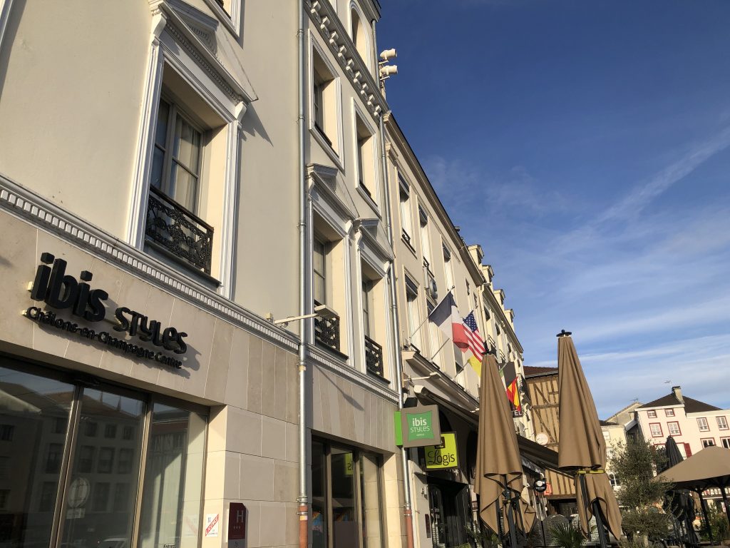 建物の入り口と看板とビルの外壁