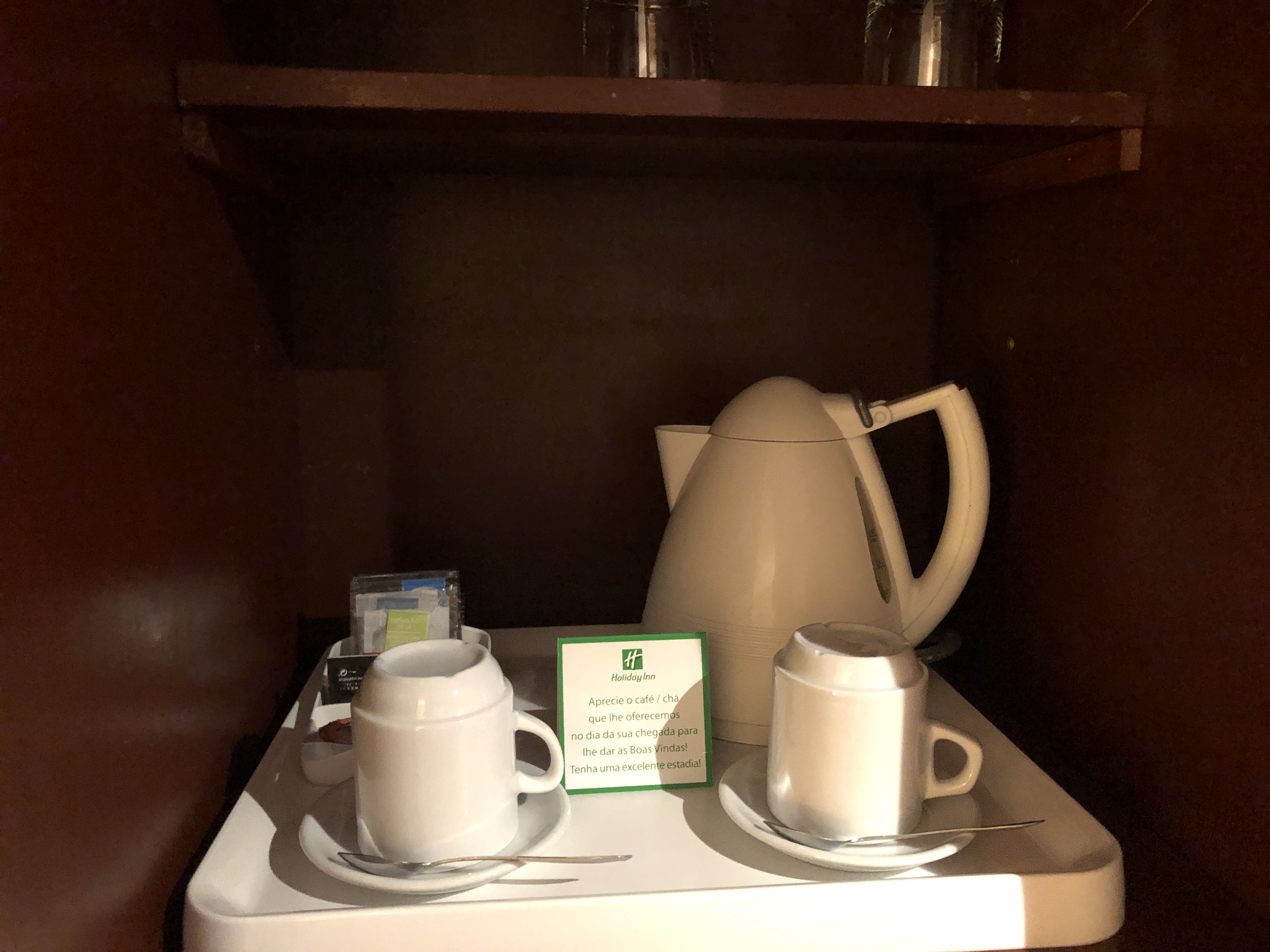 テーブルの上に置かれたコーヒーメーカー