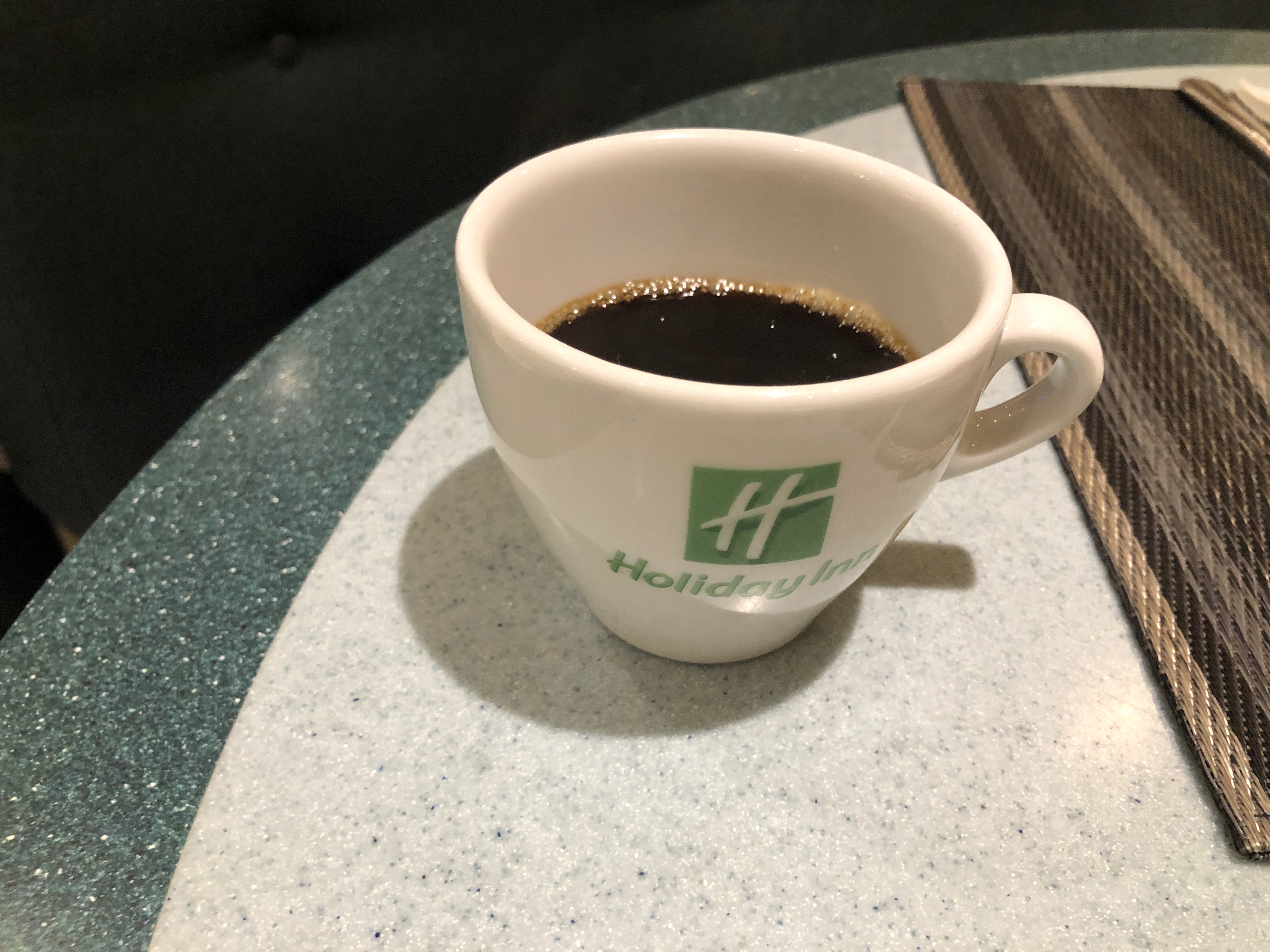 テーブルの上に置かれたコーヒーカップ
