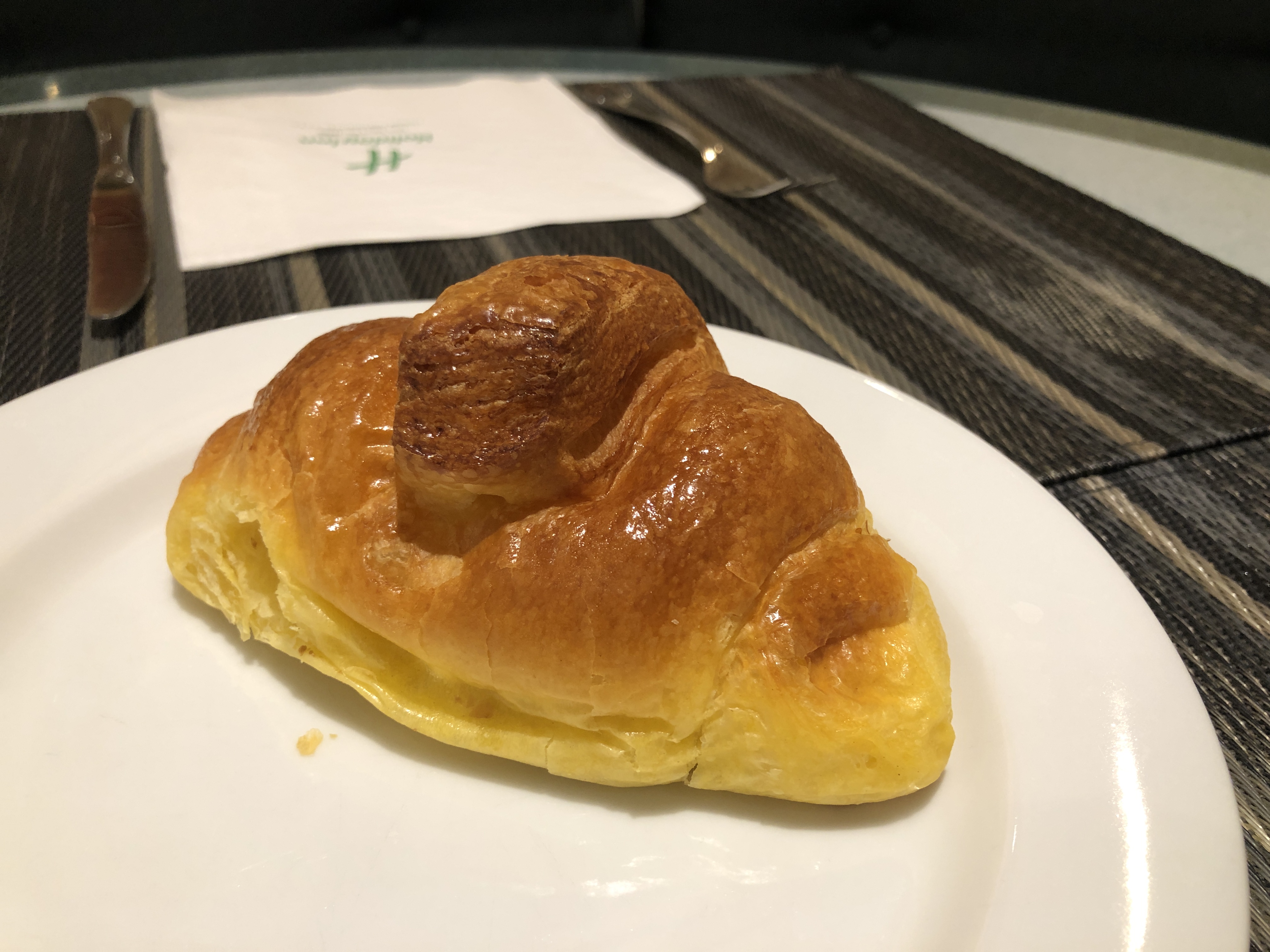 皿の上のドーナツ