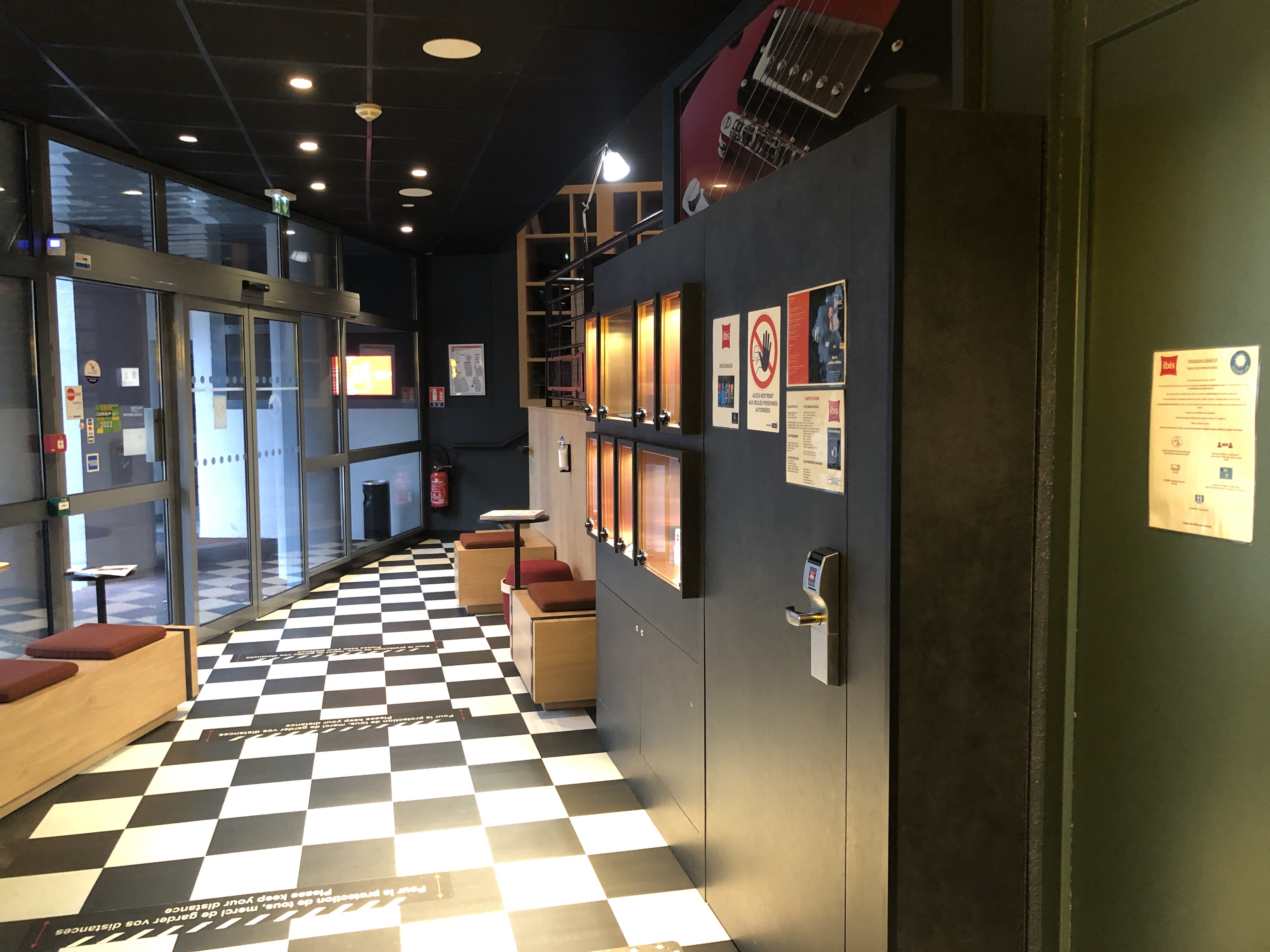 駅のホームに入ってきた部屋