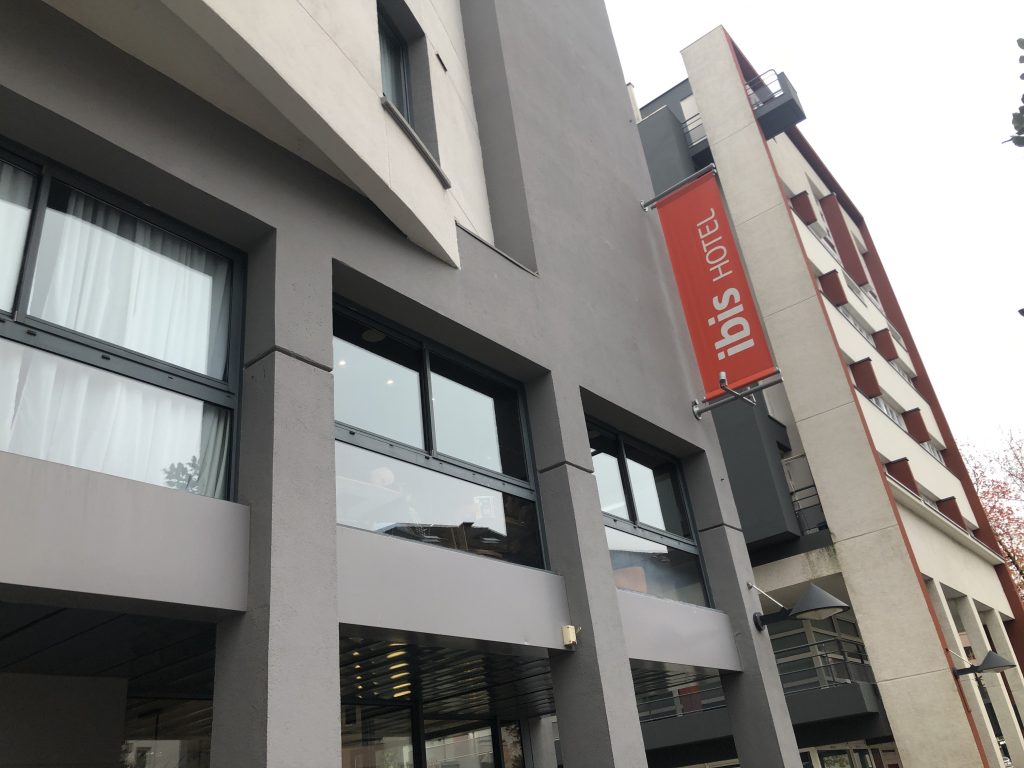 建物に掛けられた看板