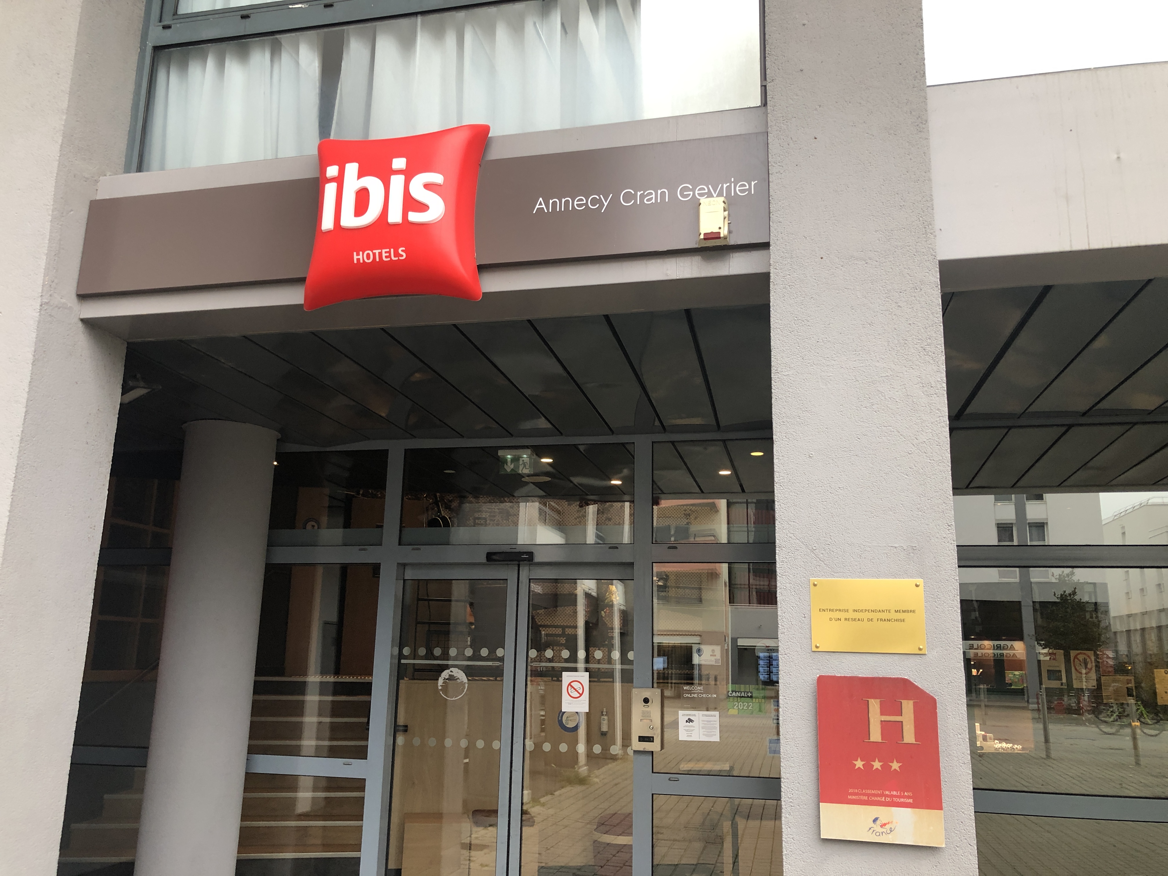 店の看板と店の入り口