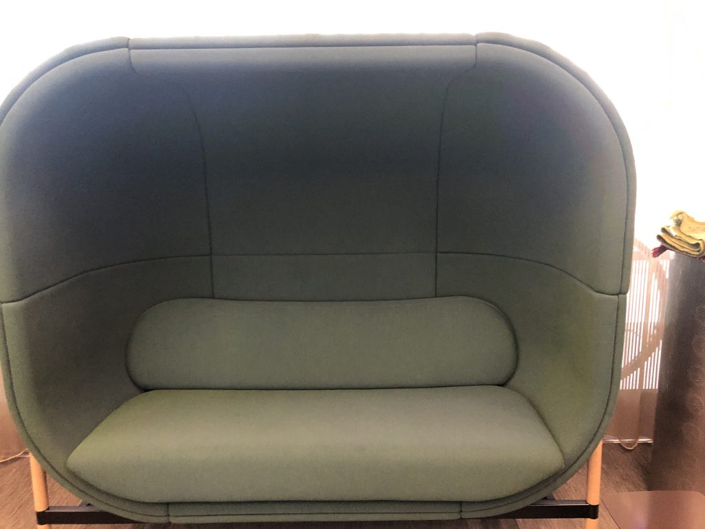 ソファーの上に置かれた椅子