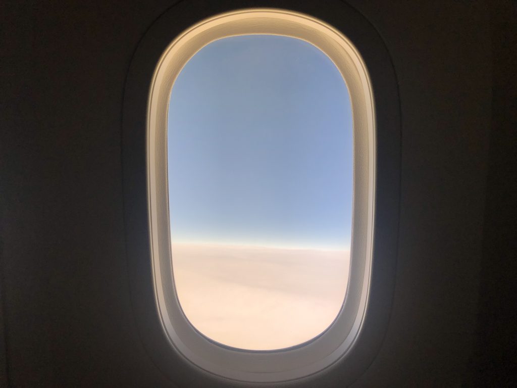 飛行機の窓から見える景色