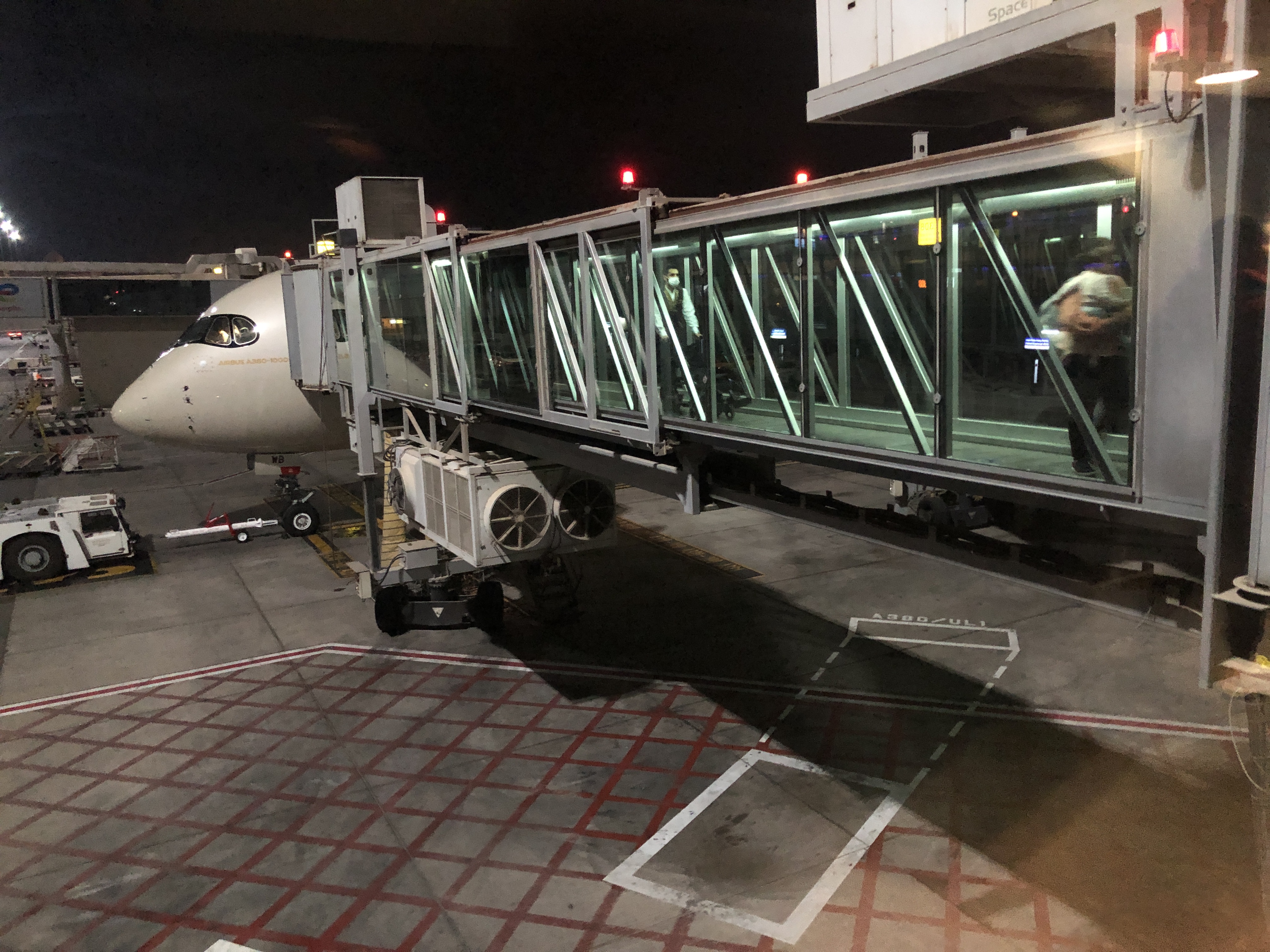 駅のホームに停まっている飛行機