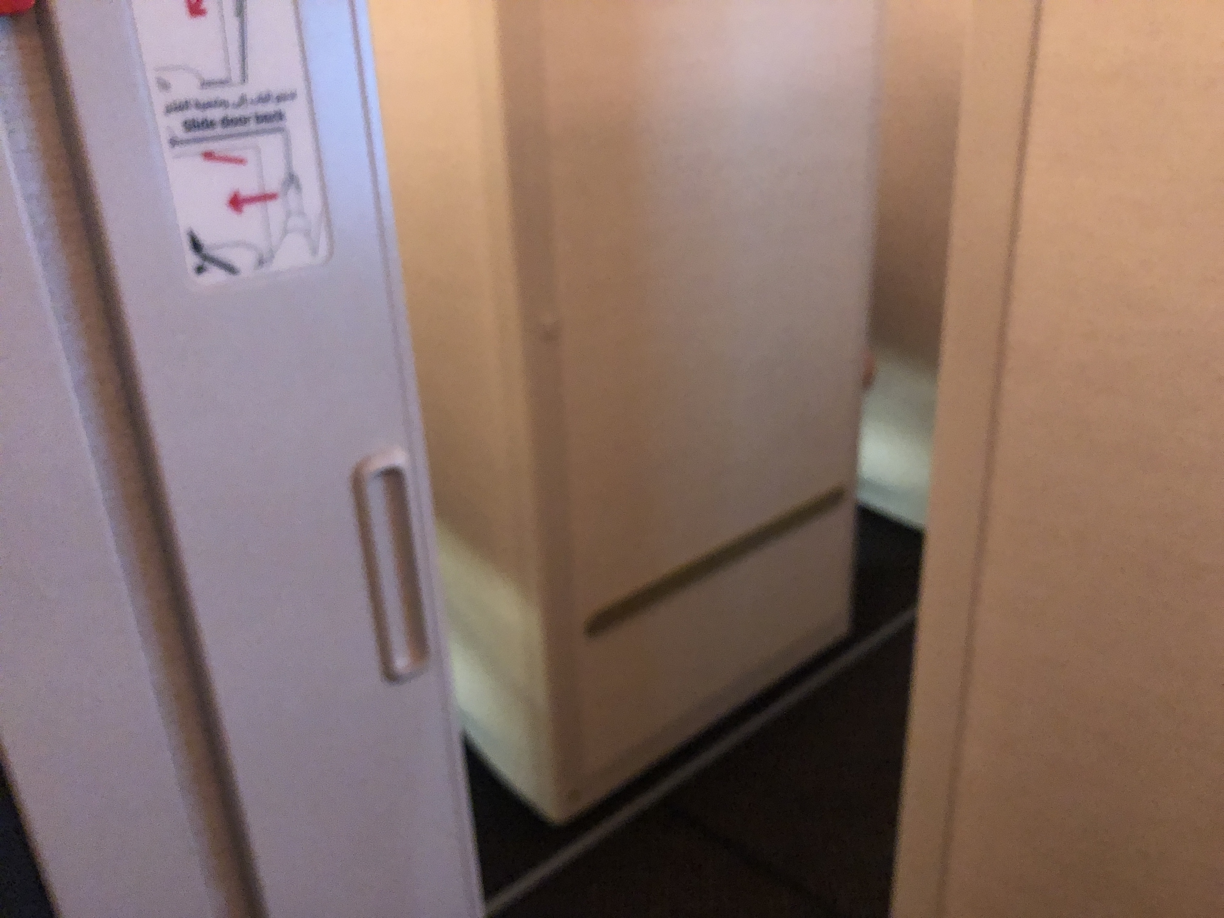 ドアが開いている冷蔵庫