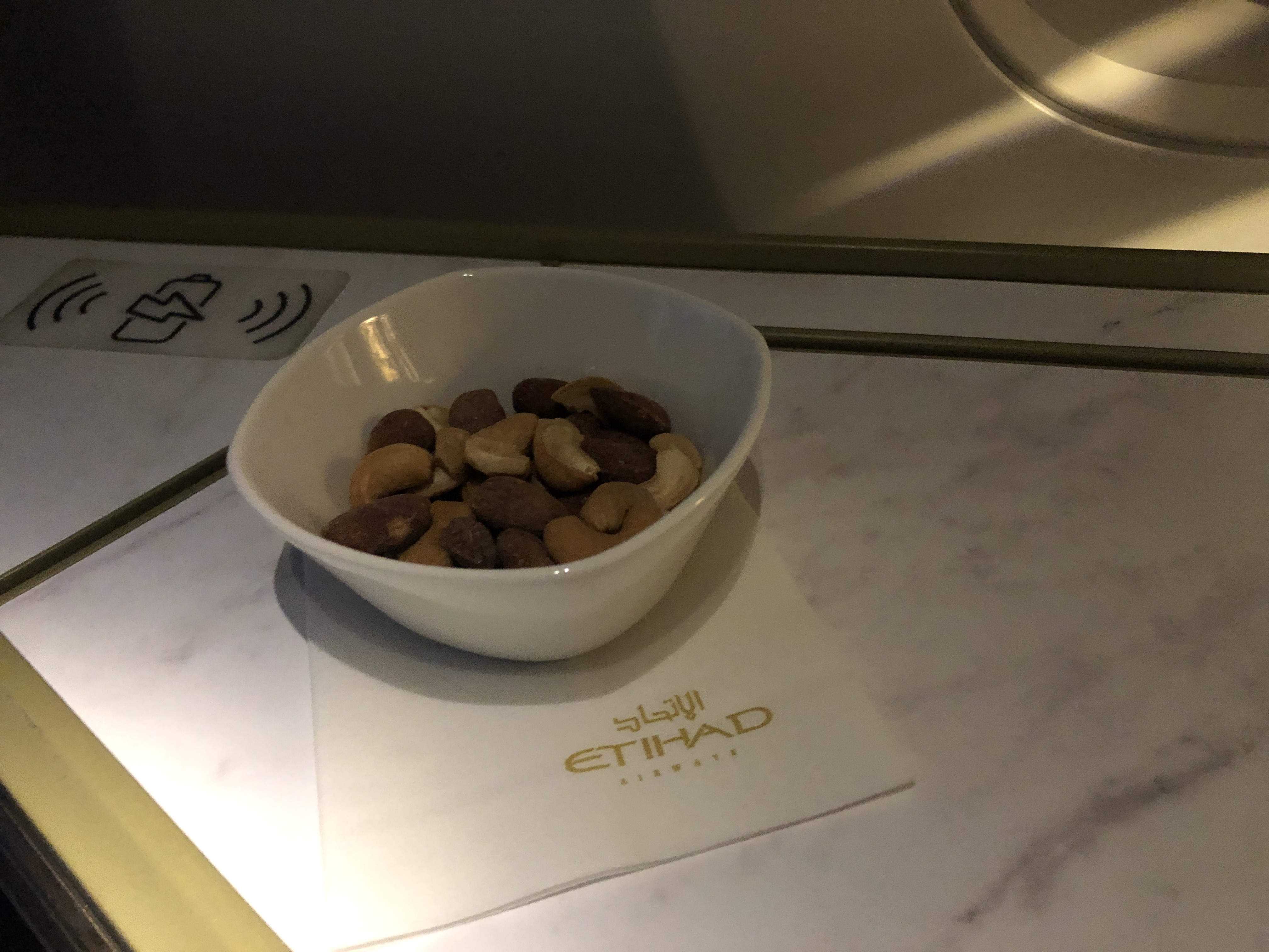 テーブルに置いているボウルの中に入っている食べ物
