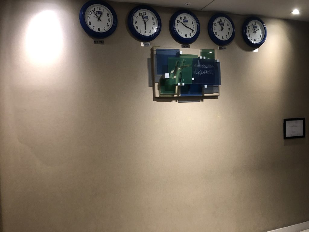 壁に掛けられた時計