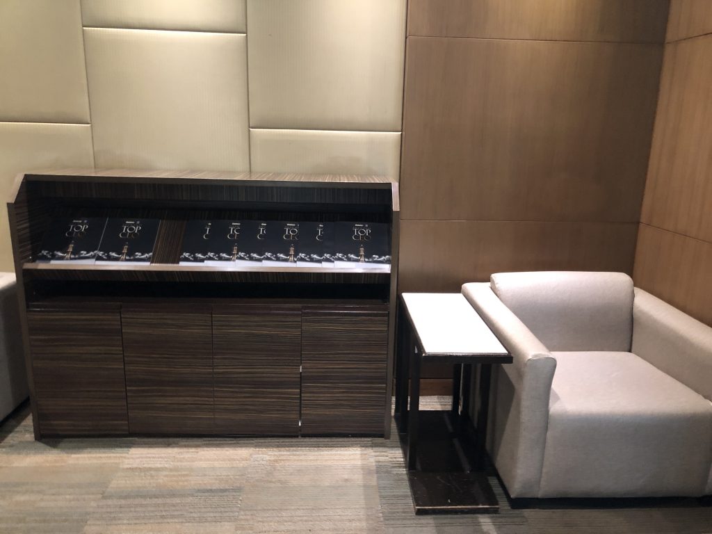 タイル床の上に置かれたピアノ