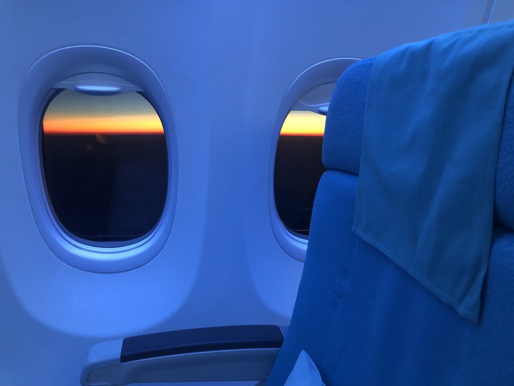 飛行機の窓から顔を出している