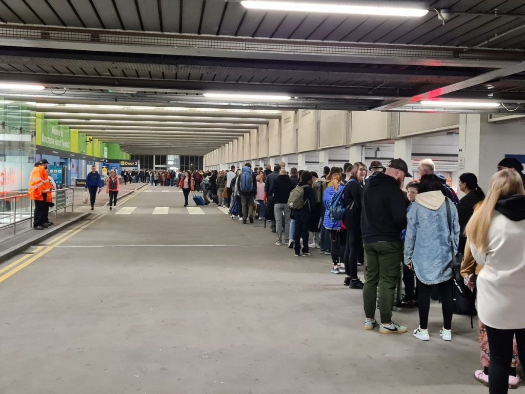 駅に待っている人たち