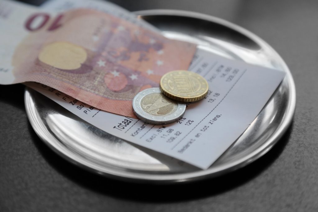 テーブルの上に置かれた皿