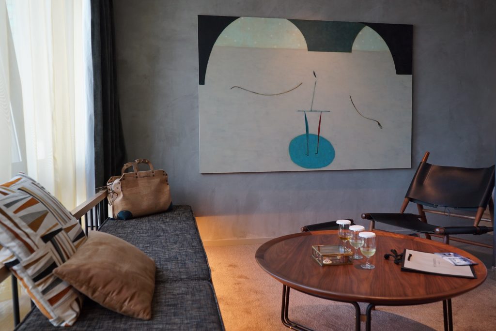 テーブルの上に置かれている部屋