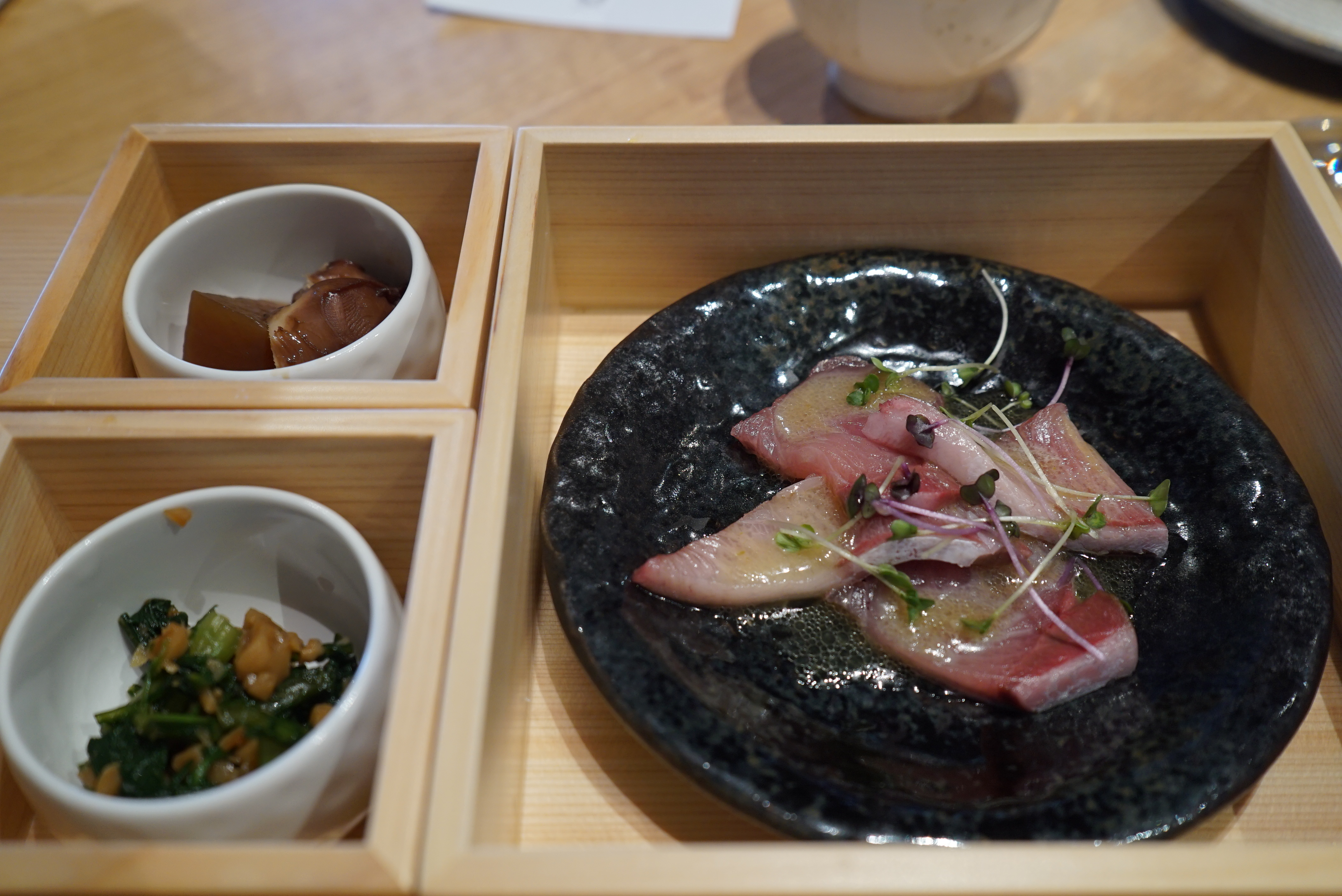カウンターの上の料理