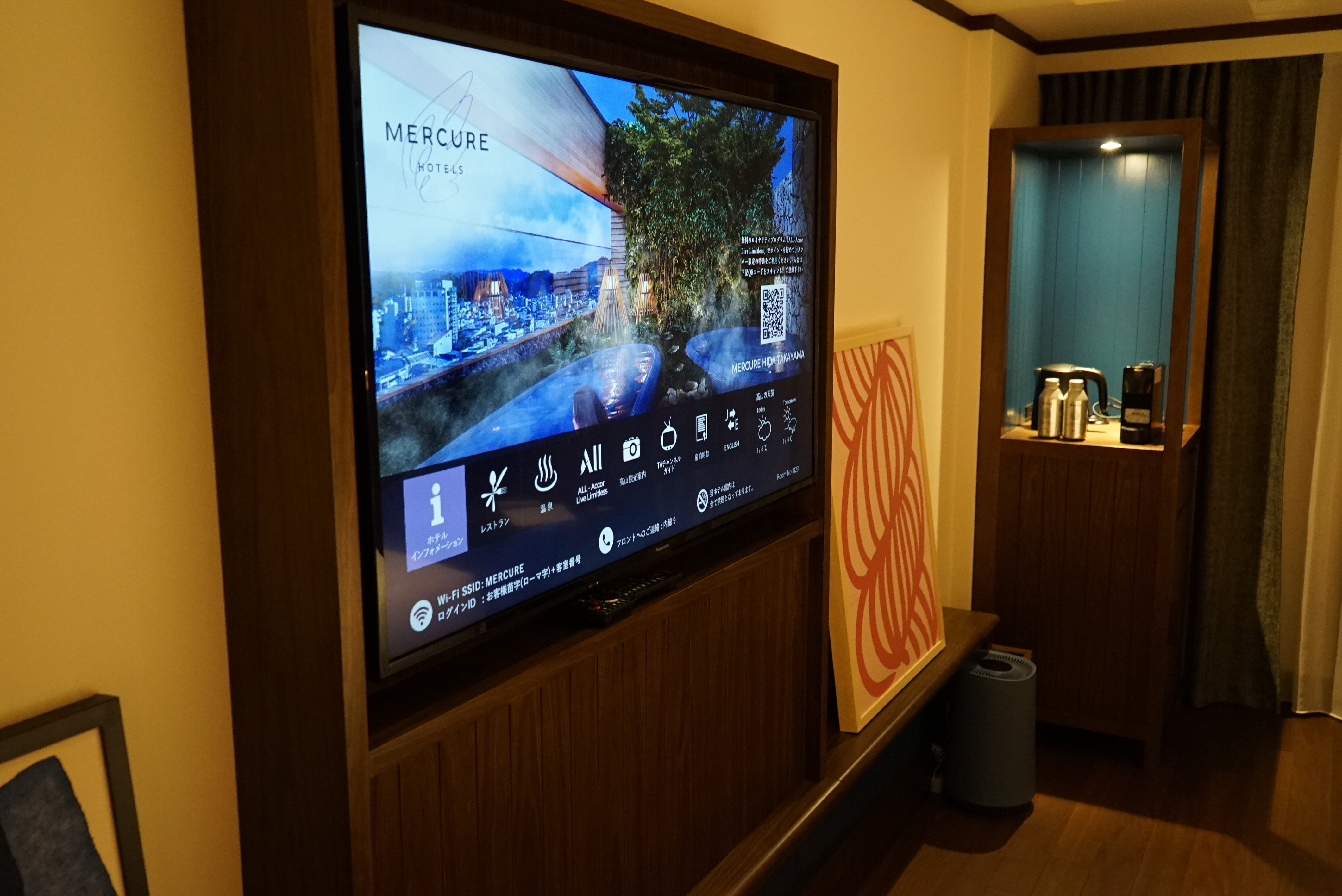 壁に掛けられたテレビ