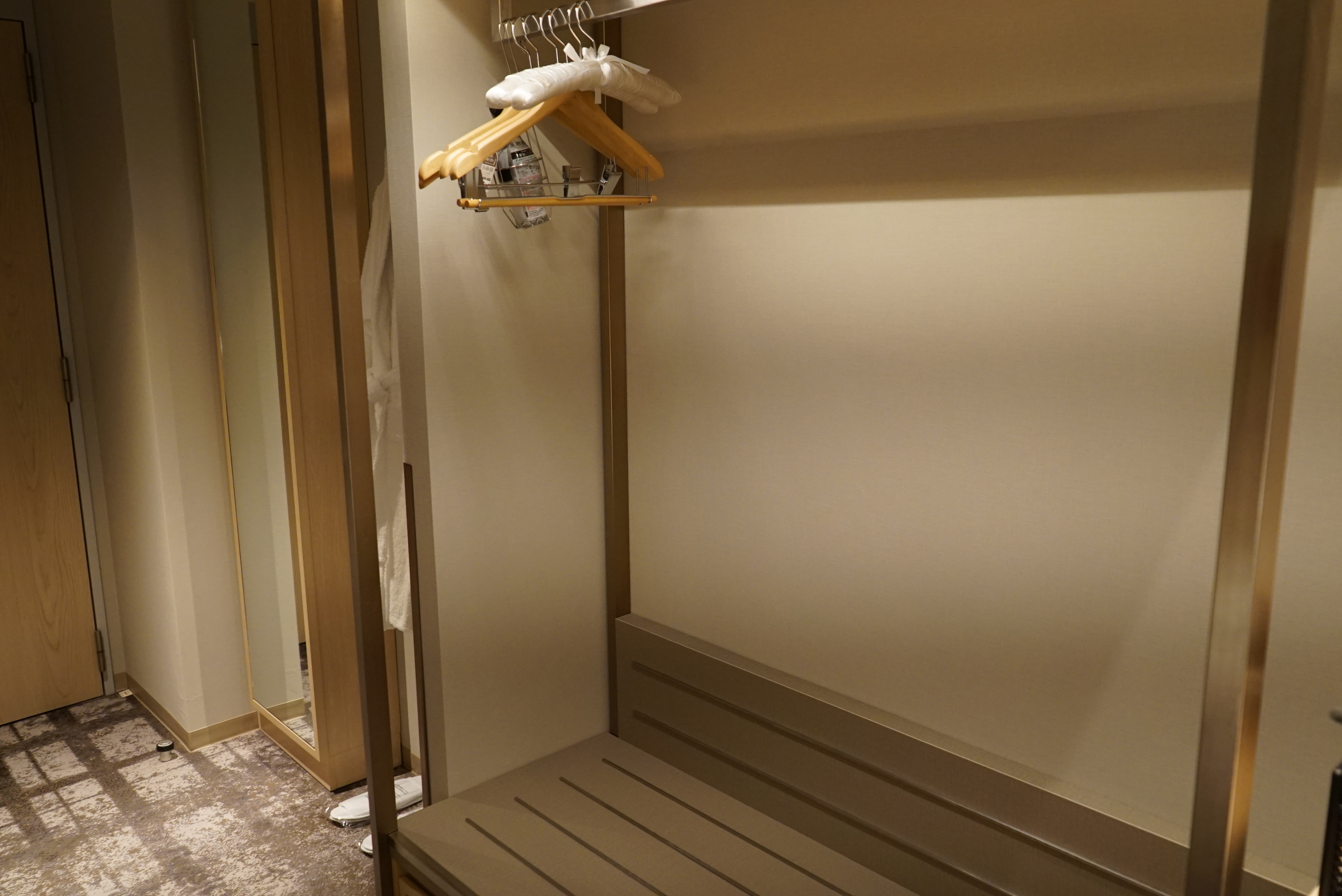 部屋の隅に置かれている