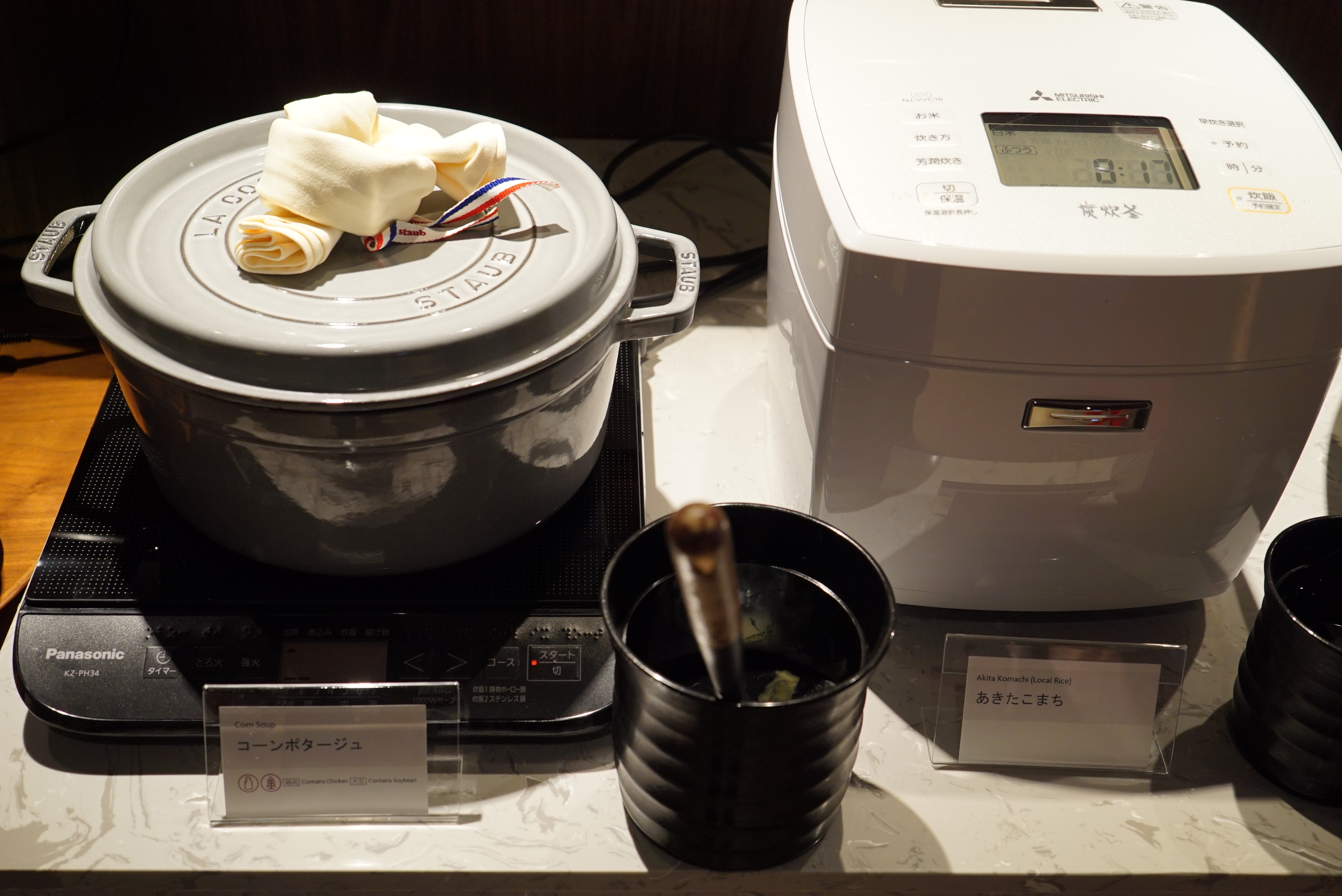 テーブルの上に置かれた複数のチラシが置かれている便器