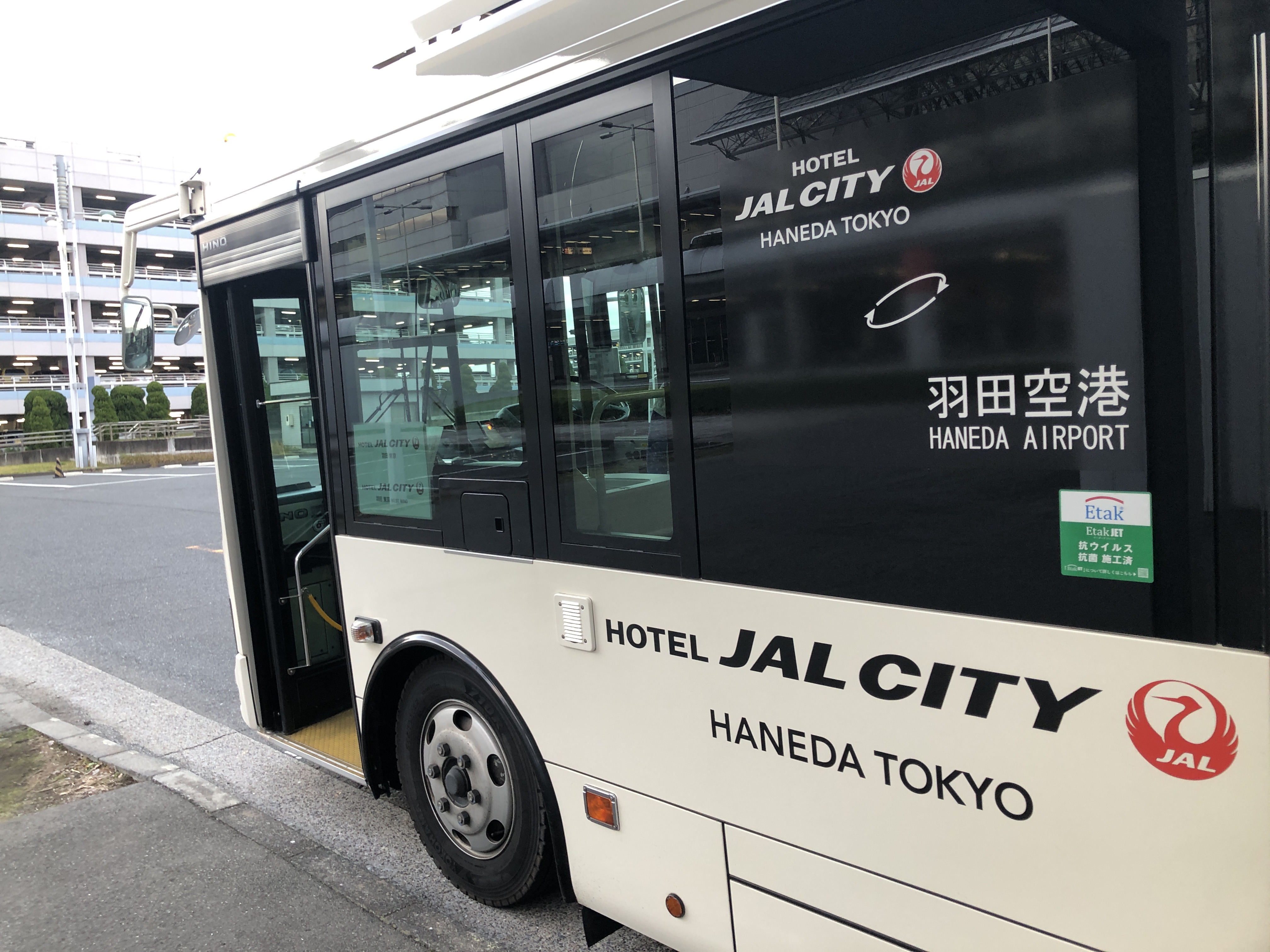 道路脇に停まっているバス